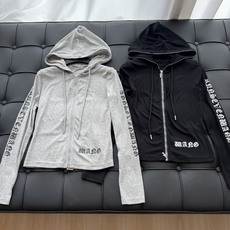 🛒𝐍𝐄𝐖 · 𝟐𝟎𝟐6/爆款现货 【秋冬上新】Ch*|26新品经典印花带帽长裤套装! 高端定制双十字拉链上衣 搭配松弛 🛒𝐍𝐄𝐖 · 𝟐𝟎𝟐6/爆款现货 【秋冬上新】Ch*|26新品经典印花带帽长裤套装! 高端定制双十字拉链上衣 搭配松弛