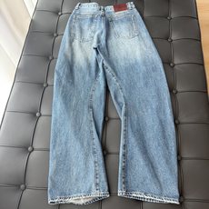 🛒𝐍𝐄𝐖 · 𝟐𝟎𝟐6/爆款现货 【秋冬上新】设计师|26新款丝巾装饰扭扭牛仔裤 爆单款 气质女神必入 定制专属图文 🛒𝐍𝐄𝐖 · 𝟐𝟎𝟐6/爆款现货 【秋冬上新】设计师|26新款丝巾装饰扭扭牛仔裤 爆单款 气质女神必入 定制专属图文