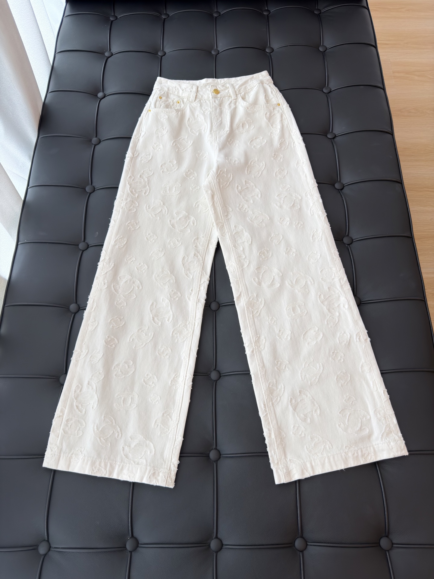 🛒𝐍𝐄𝐖 · 𝟐𝟎𝟐6/爆款现货 【秋冬上新】设计师｜26新款经典立体双C烧花直筒牛仔裤 爆单款  气质女神必入  定制