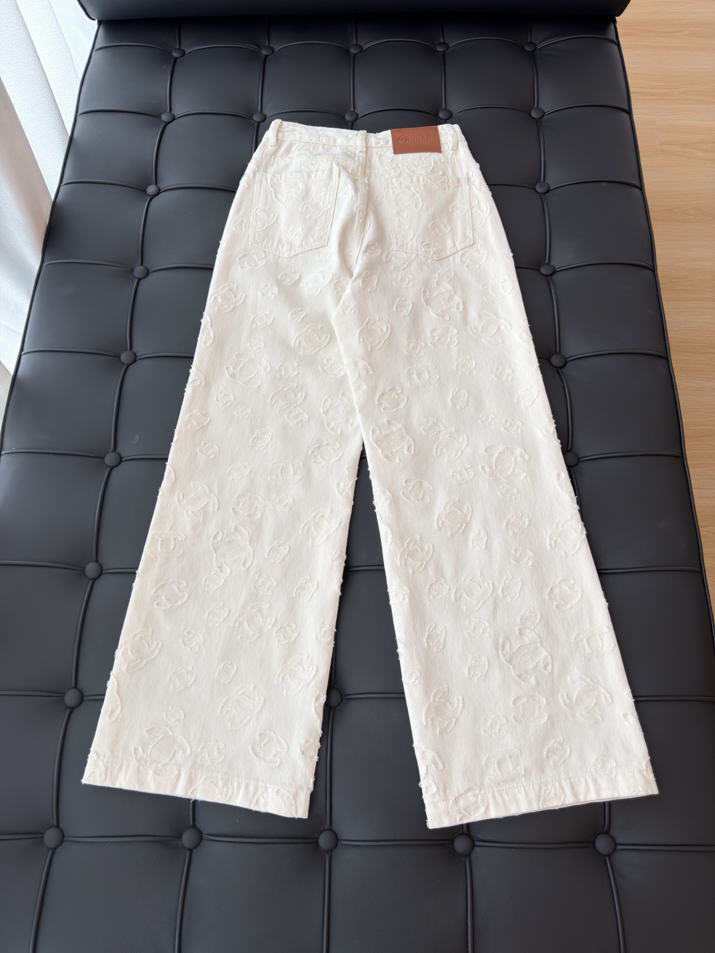 🛒𝐍𝐄𝐖 · 𝟐𝟎𝟐6/爆款现货 【秋冬上新】设计师｜26新款经典立体双C烧花直筒牛仔裤 爆单款  气质女神必入  定制