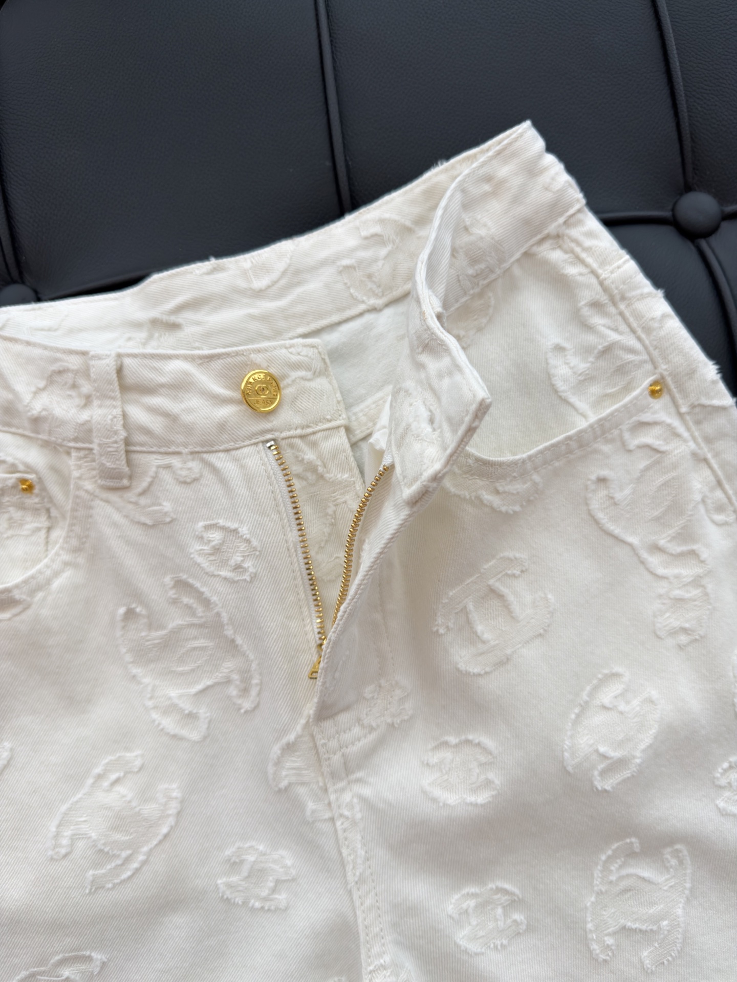 🛒𝐍𝐄𝐖 · 𝟐𝟎𝟐6/爆款现货 【秋冬上新】设计师｜26新款经典立体双C烧花直筒牛仔裤 爆单款  气质女神必入  定制