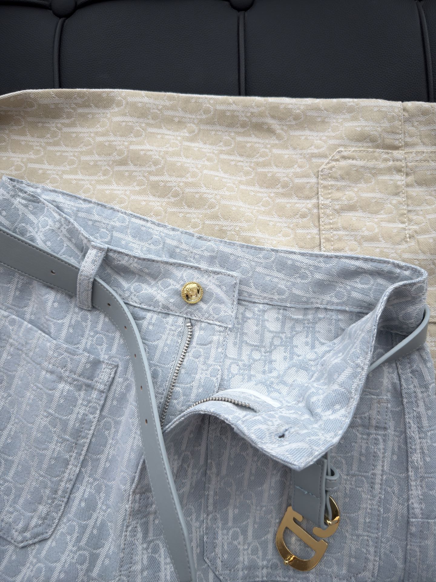 🛒𝐍𝐄𝐖 · 𝟐𝟎𝟐6/爆款现货 【秋冬新款】设计师｜D家专属色织刺绣双口袋牛仔裤 采用高端定制面料，牛仔穿起来非常舒适