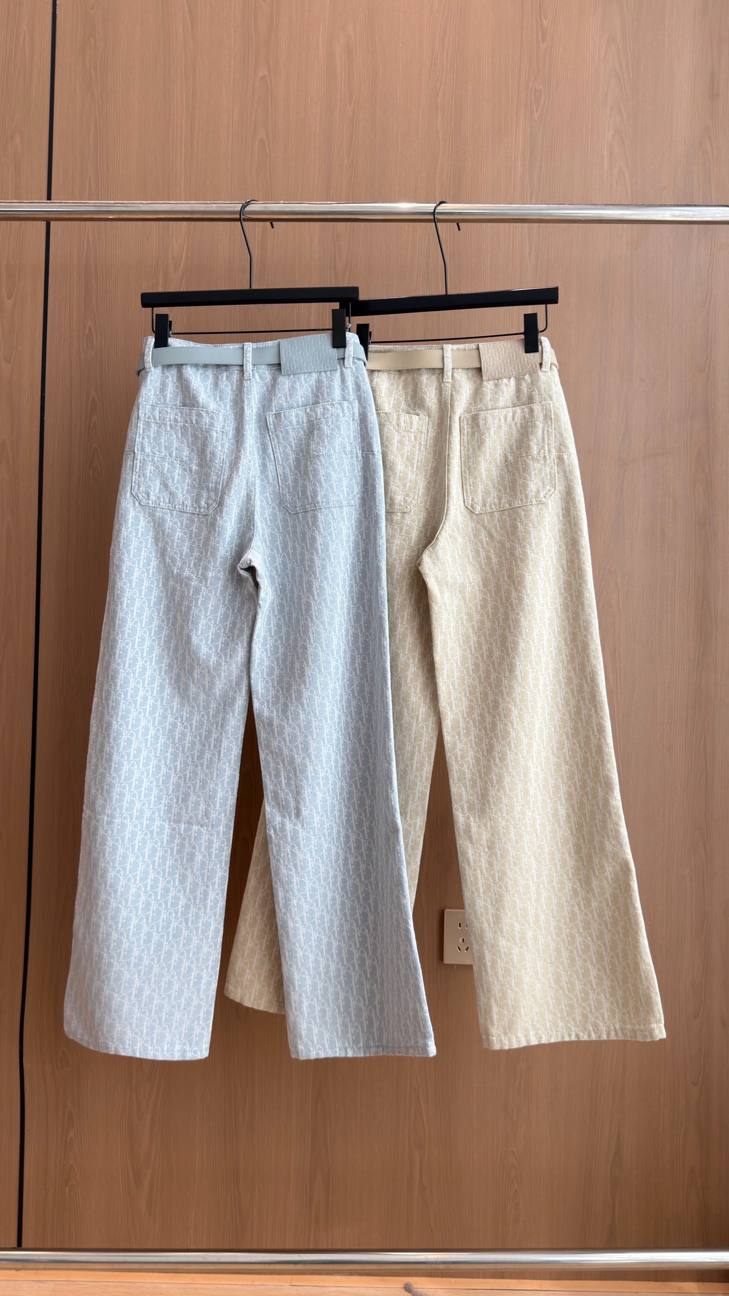 🛒𝐍𝐄𝐖 · 𝟐𝟎𝟐6/爆款现货 【秋冬新款】设计师｜D家专属色织刺绣双口袋牛仔裤 采用高端定制面料，牛仔穿起来非常舒适