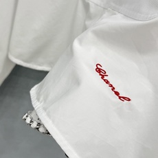 🛒𝐍𝐄𝐖 · 𝟐𝟎𝟐6/爆款现货 【原单品质】Ch*|2026新品订制纯色短款刺绣衬衫 精致版型,高级肌理细腻 极简主 🛒𝐍𝐄𝐖 · 𝟐𝟎𝟐6/爆款现货 【原单品质】Ch*|2026新品订制纯色短款刺绣衬衫 精致版型,高级肌理细腻 极简主