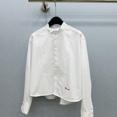 🛒𝐍𝐄𝐖 · 𝟐𝟎𝟐6/爆款现货 【原单品质】Ch*|2026新品订制纯色短款刺绣衬衫 精致版型,高级肌理细腻 极简主 🛒𝐍𝐄𝐖 · 𝟐𝟎𝟐6/爆款现货 【原单品质】Ch*|2026新品订制纯色短款刺绣衬衫 精致版型,高级肌理细腻 极简主