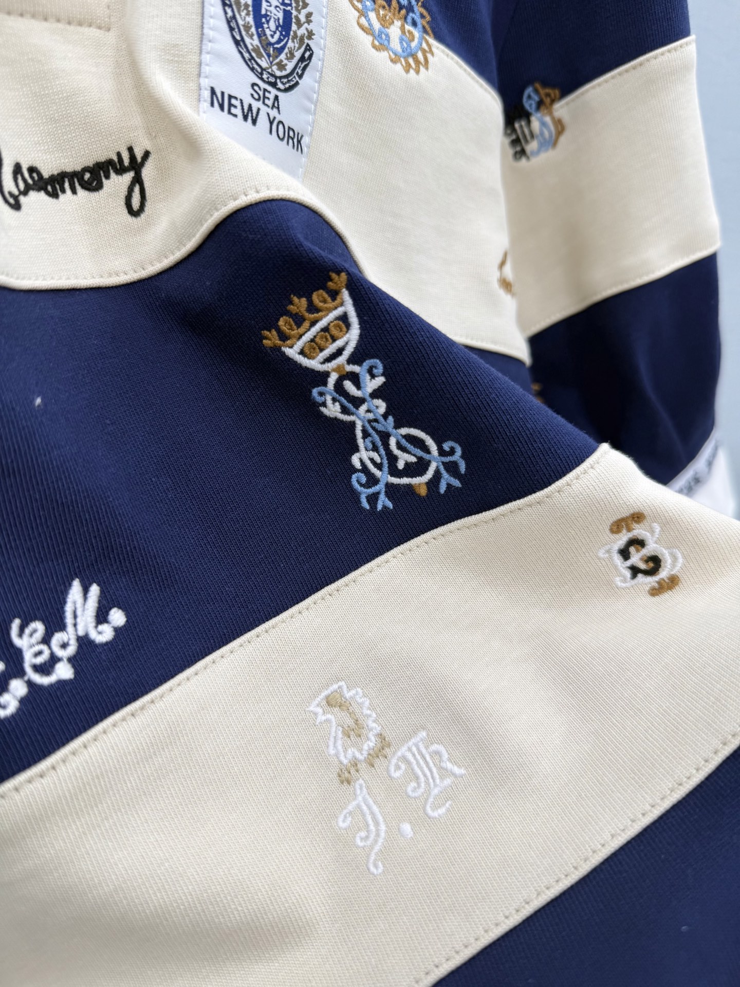 🛒𝐍𝐄𝐖 · 𝟐𝟎𝟐6/爆款现货 【原单品质】小众 ｜2026新品专柜撞色polo领拼接极简刺绣中袖卫衣 定制YB材质 