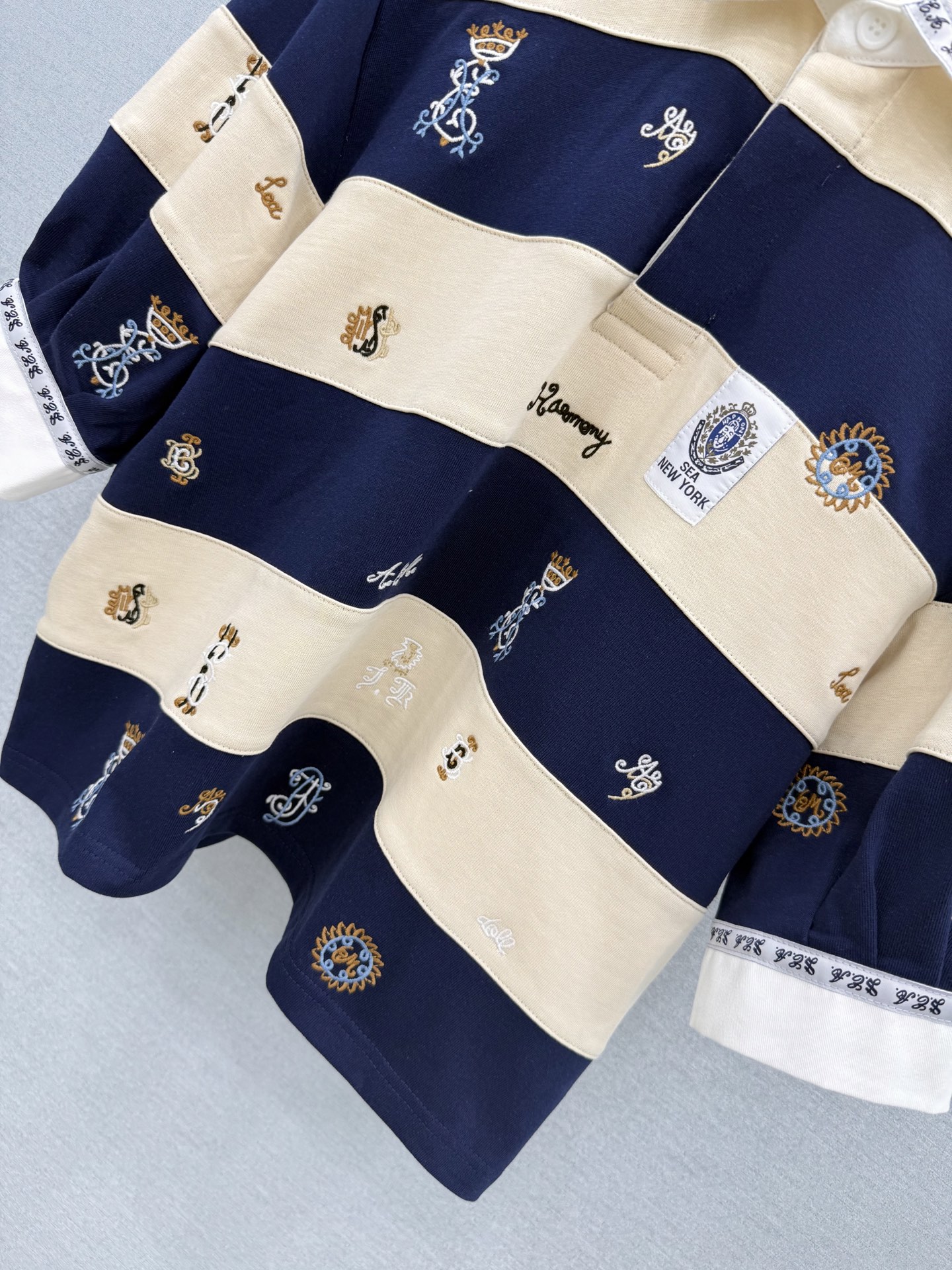 🛒𝐍𝐄𝐖 · 𝟐𝟎𝟐6/爆款现货 【原单品质】小众 ｜2026新品专柜撞色polo领拼接极简刺绣中袖卫衣 定制YB材质 
