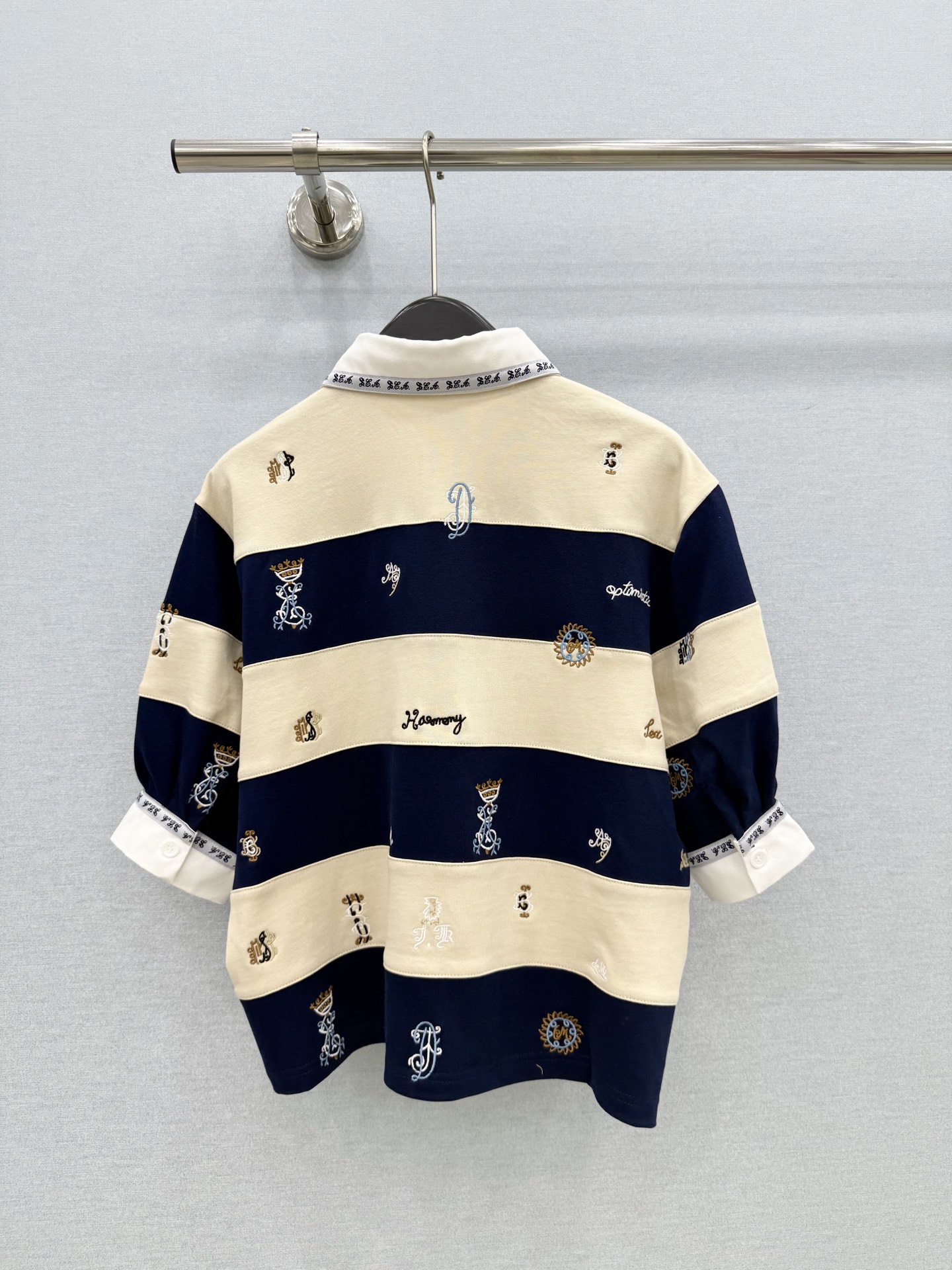 🛒𝐍𝐄𝐖 · 𝟐𝟎𝟐6/爆款现货 【原单品质】小众 ｜2026新品专柜撞色polo领拼接极简刺绣中袖卫衣 定制YB材质 