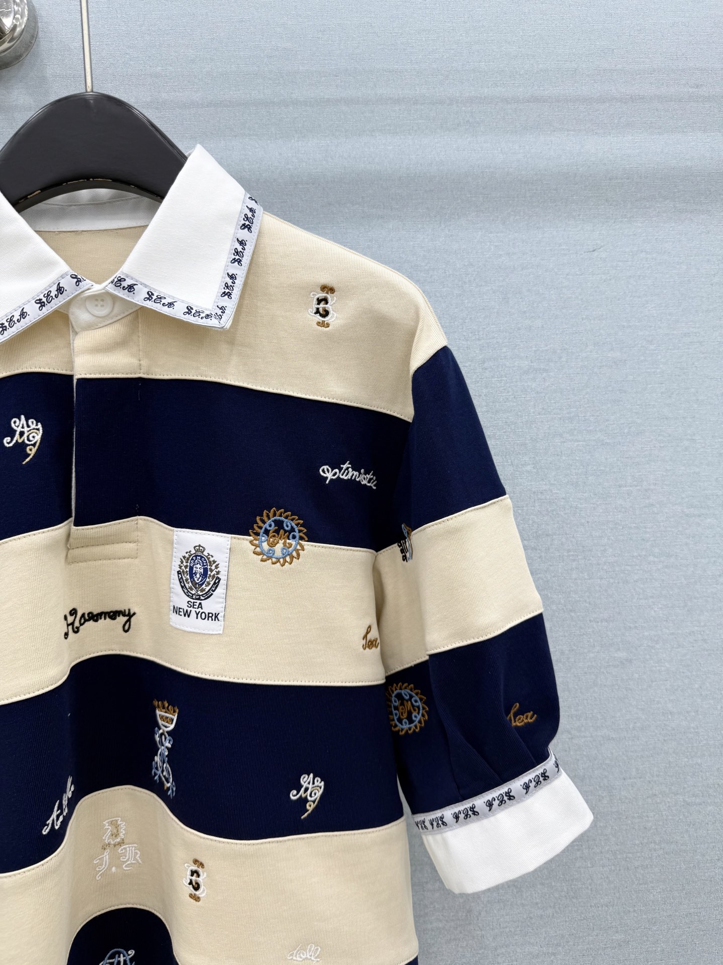 🛒𝐍𝐄𝐖 · 𝟐𝟎𝟐6/爆款现货 【原单品质】小众 ｜2026新品专柜撞色polo领拼接极简刺绣中袖卫衣 定制YB材质 