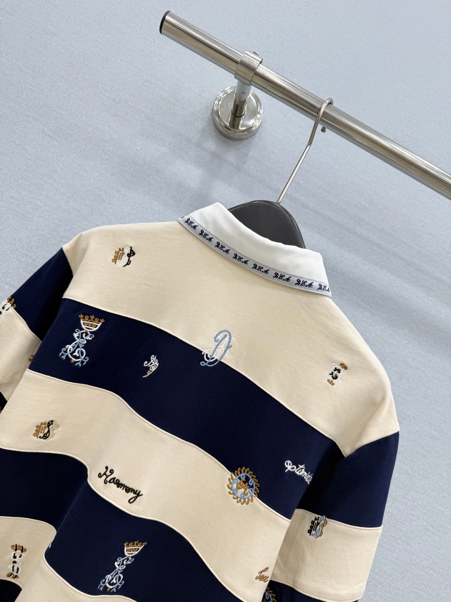 🛒𝐍𝐄𝐖 · 𝟐𝟎𝟐6/爆款现货 【原单品质】小众 ｜2026新品专柜撞色polo领拼接极简刺绣中袖卫衣 定制YB材质 