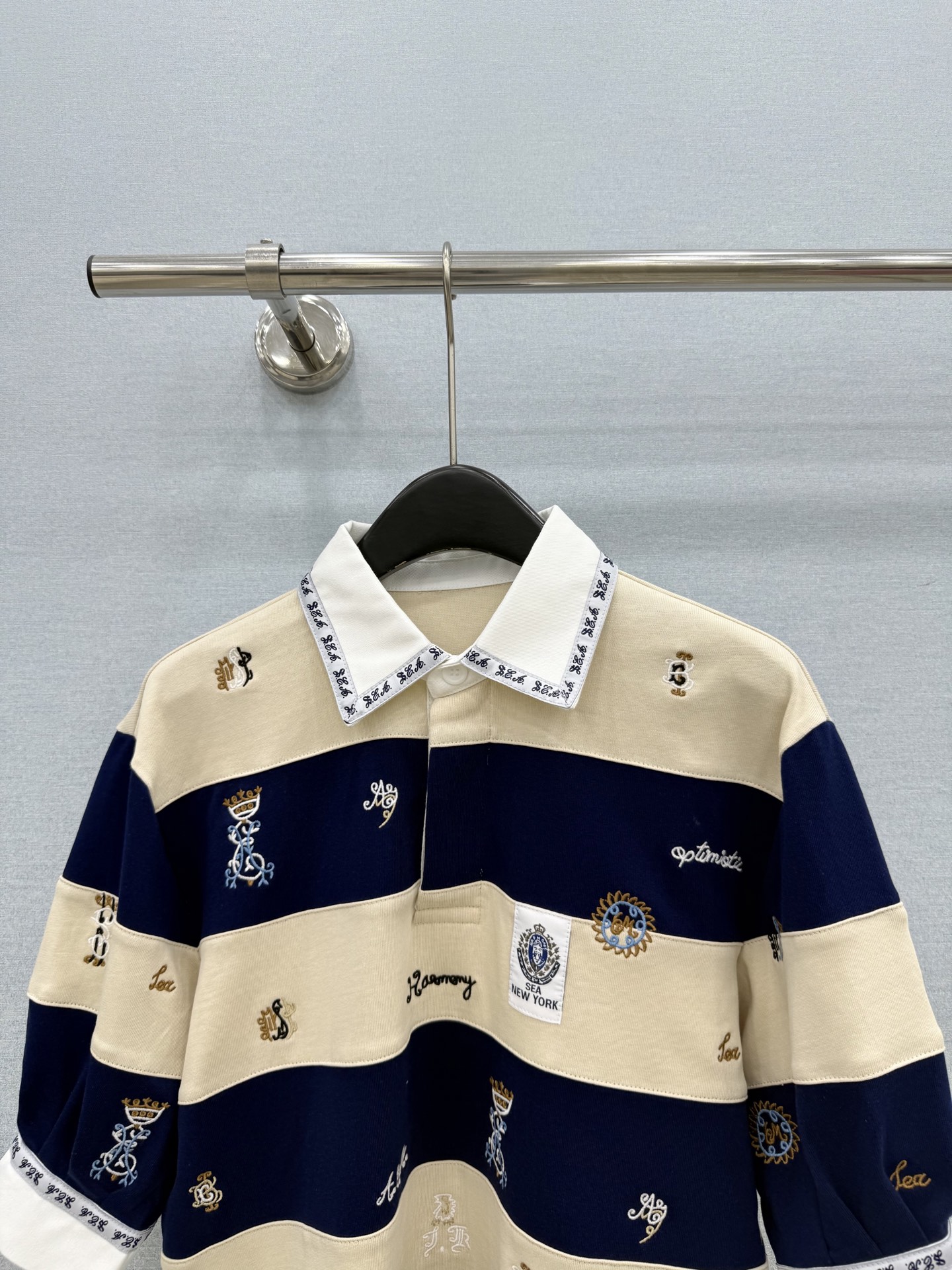 🛒𝐍𝐄𝐖 · 𝟐𝟎𝟐6/爆款现货 【原单品质】小众 ｜2026新品专柜撞色polo领拼接极简刺绣中袖卫衣 定制YB材质 