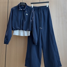 🛒𝐍𝐄𝐖 · 𝟐𝟎𝟐6/爆款现货 【秋冬上新】Miu*|26新款miu系工装式假两件拼接套装 高端定制立领半拉链上衣,搭 🛒𝐍𝐄𝐖 · 𝟐𝟎𝟐6/爆款现货 【秋冬上新】Miu*|26新款miu系工装式假两件拼接套装 高端定制立领半拉链上衣,搭
