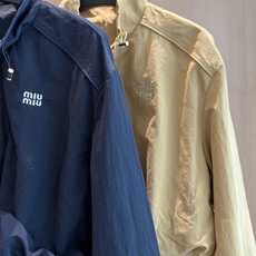 🛒𝐍𝐄𝐖 · 𝟐𝟎𝟐6/爆款现货 【秋冬上新】Miu*|26新款miu系工装式假两件拼接套装 高端定制立领半拉链上衣,搭 🛒𝐍𝐄𝐖 · 𝟐𝟎𝟐6/爆款现货 【秋冬上新】Miu*|26新款miu系工装式假两件拼接套装 高端定制立领半拉链上衣,搭