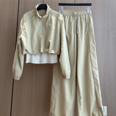 🛒𝐍𝐄𝐖 · 𝟐𝟎𝟐6/爆款现货 【秋冬上新】Miu*|26新款miu系工装式假两件拼接套装 高端定制立领半拉链上衣,搭 🛒𝐍𝐄𝐖 · 𝟐𝟎𝟐6/爆款现货 【秋冬上新】Miu*|26新款miu系工装式假两件拼接套装 高端定制立领半拉链上衣,搭