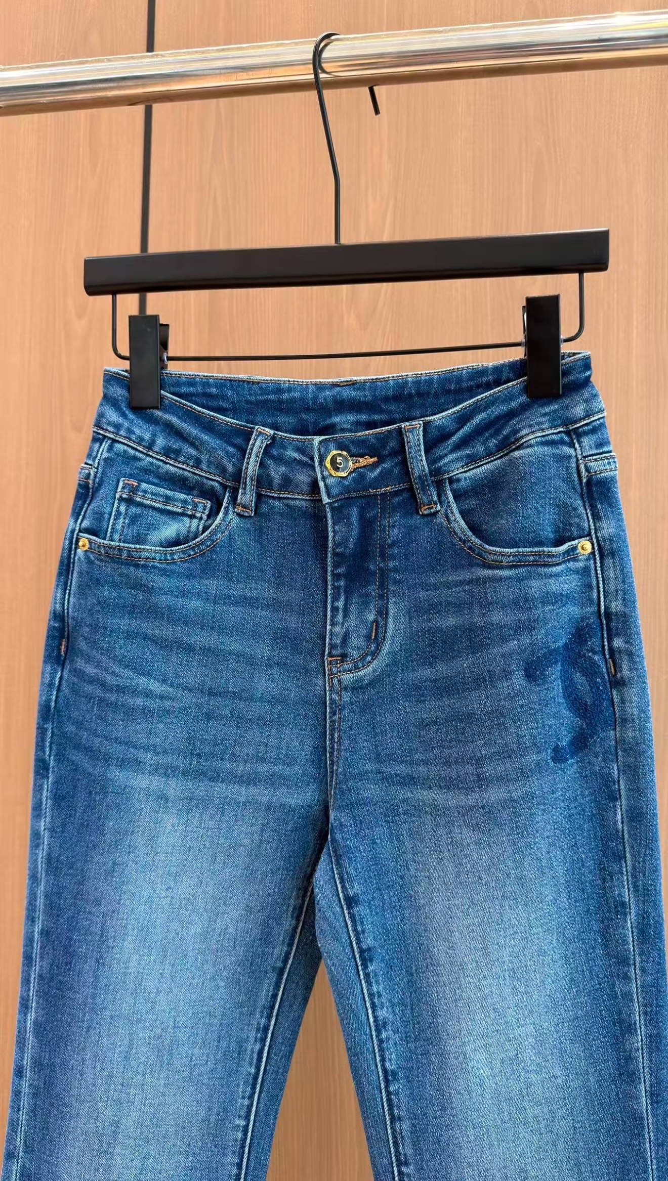 🛒𝐍𝐄𝐖 · 𝟐𝟎𝟐6/爆款现货 【秋冬新款】设计师｜双C刺绣微喇牛仔裤 采用高端定制面料，牛仔穿起来非常舒适，常规设计
