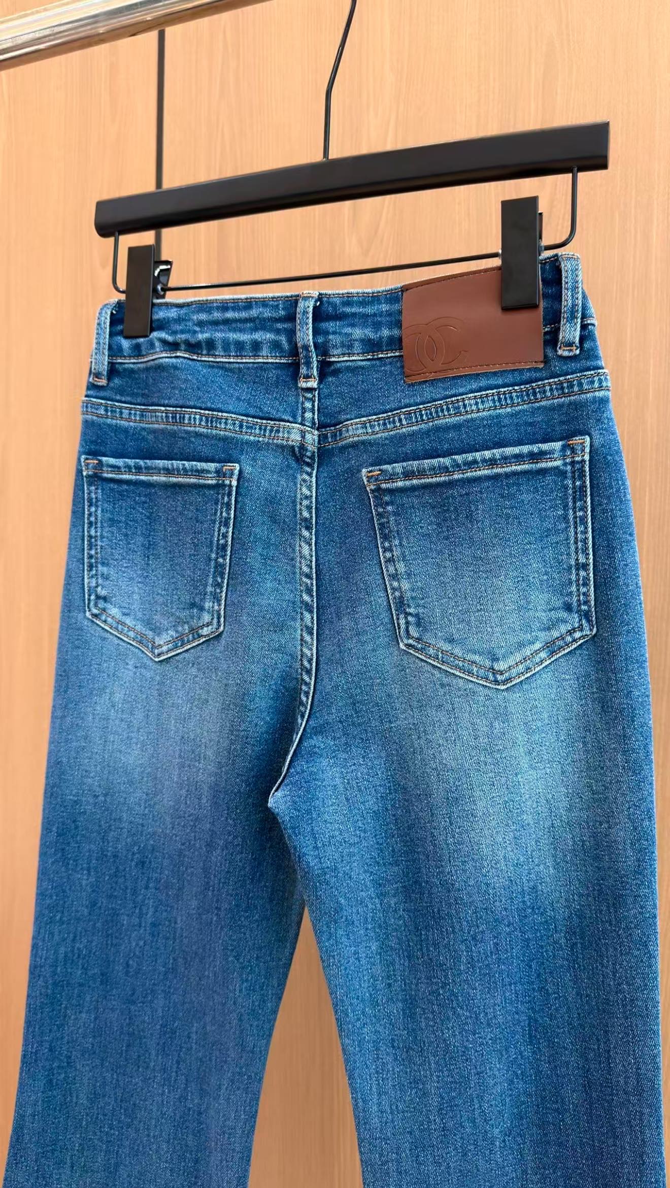 🛒𝐍𝐄𝐖 · 𝟐𝟎𝟐6/爆款现货 【秋冬新款】设计师｜双C刺绣微喇牛仔裤 采用高端定制面料，牛仔穿起来非常舒适，常规设计