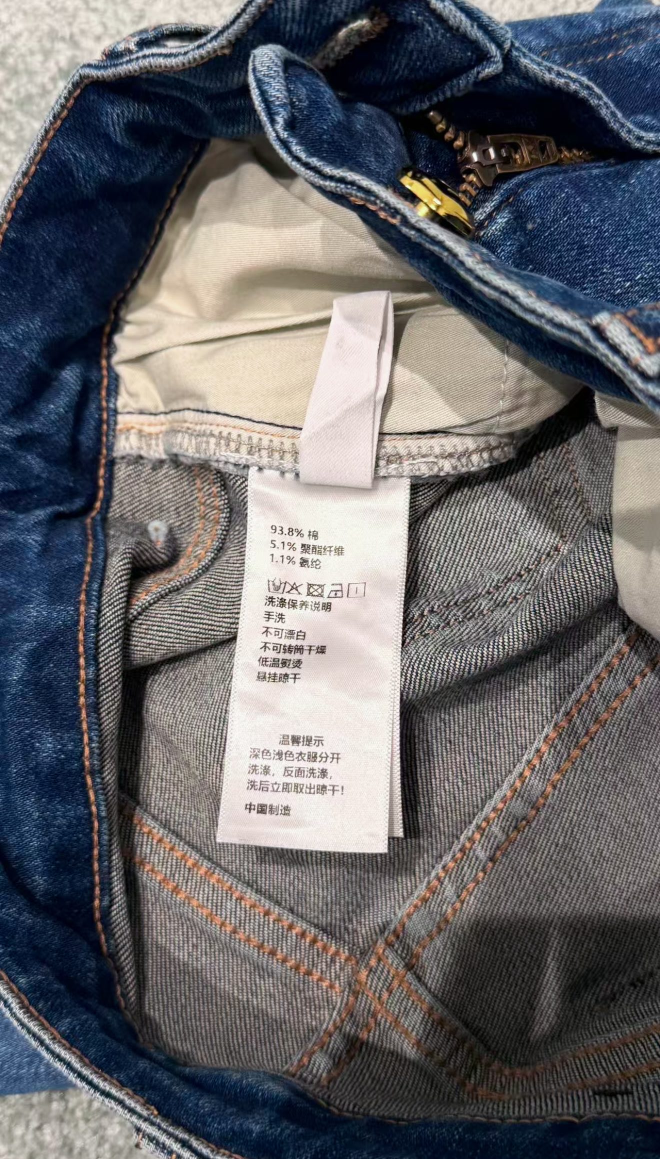 🛒𝐍𝐄𝐖 · 𝟐𝟎𝟐6/爆款现货 【秋冬新款】设计师｜双C刺绣微喇牛仔裤 采用高端定制面料，牛仔穿起来非常舒适，常规设计