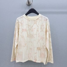 🛒𝐍𝐄𝐖 · 𝟐𝟎𝟐6/爆款现货 【原单品质】 Her*|2026新款印花长袖T恤 高订面料,减龄百搭版型 ,上身的 🛒𝐍𝐄𝐖 · 𝟐𝟎𝟐6/爆款现货 【原单品质】 Her*|2026新款印花长袖T恤 高订面料,减龄百搭版型 ,上身的
