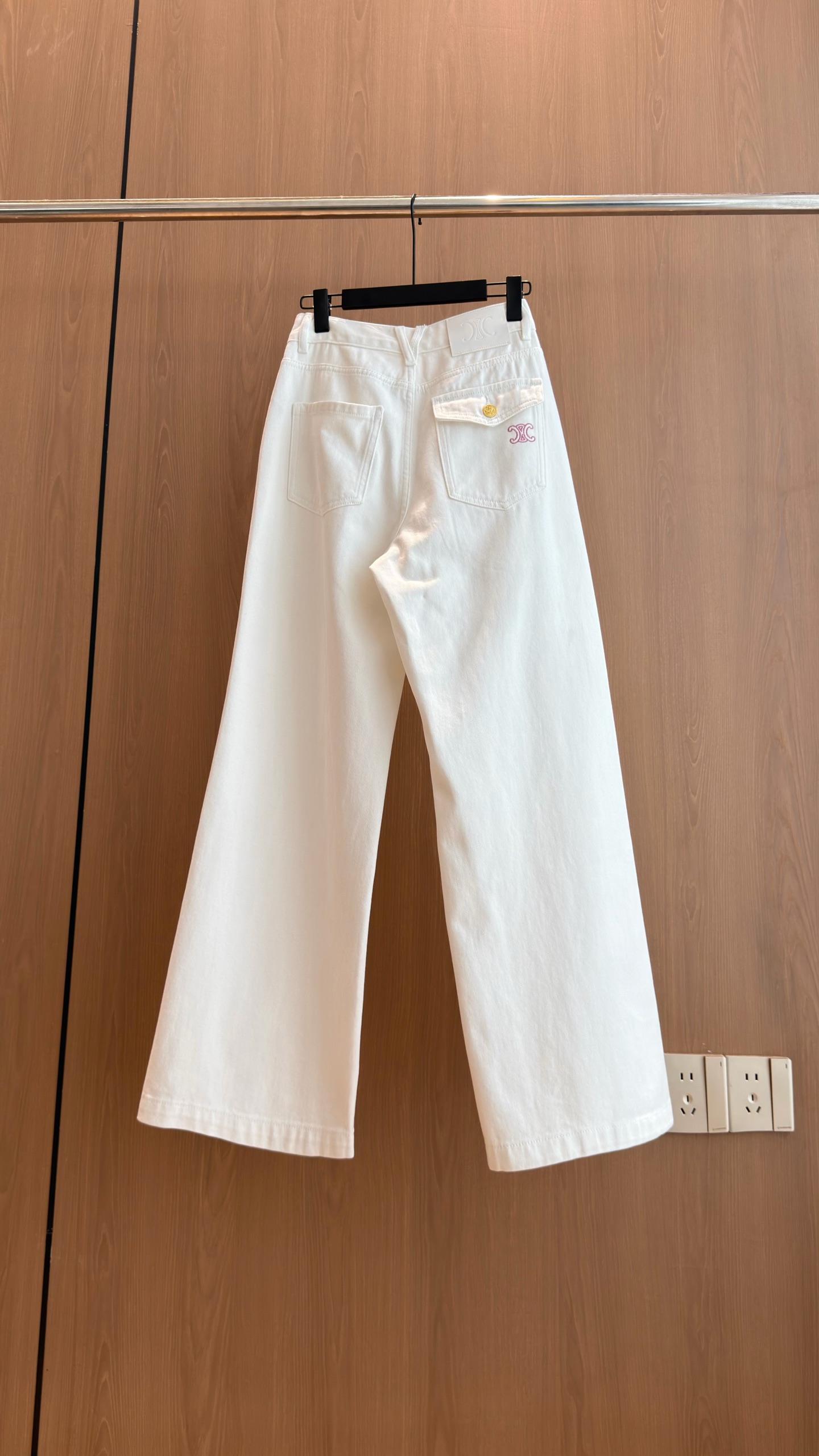 🛒𝐍𝐄𝐖 · 𝟐𝟎𝟐6/爆款现货 【秋冬上新】Ce*｜26新款凯旋图刺绣直筒牛仔裤 爆单款  订制金色纽扣 气质女神必入