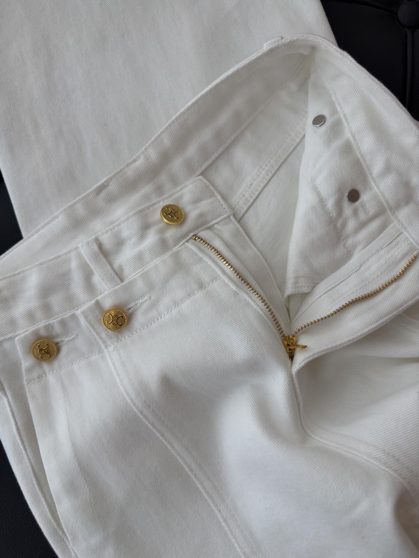 🛒𝐍𝐄𝐖 · 𝟐𝟎𝟐6/爆款现货 【秋冬上新】Ce*｜26新款凯旋图刺绣直筒牛仔裤 爆单款  订制金色纽扣 气质女神必入