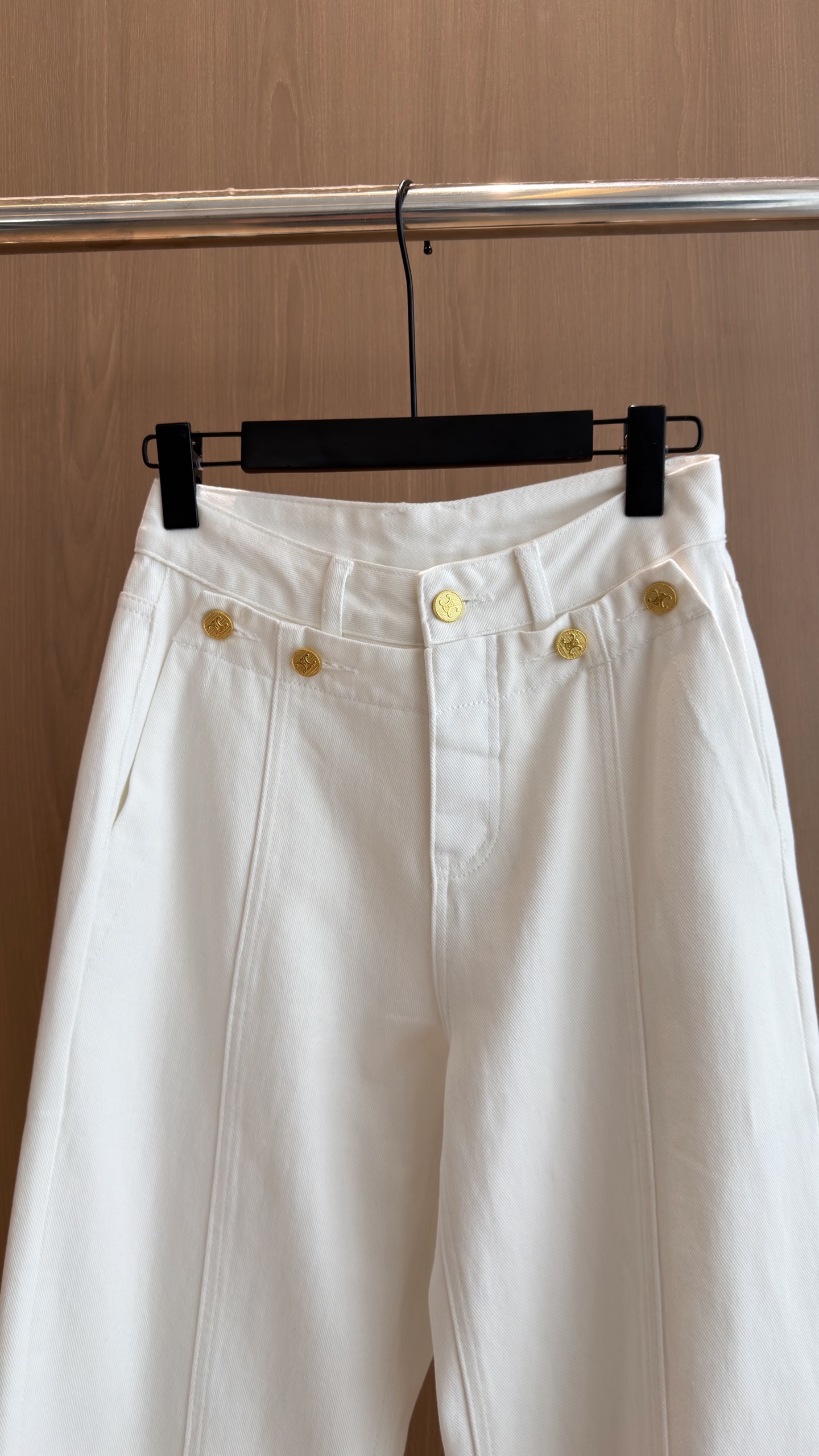 🛒𝐍𝐄𝐖 · 𝟐𝟎𝟐6/爆款现货 【秋冬上新】Ce*｜26新款凯旋图刺绣直筒牛仔裤 爆单款  订制金色纽扣 气质女神必入