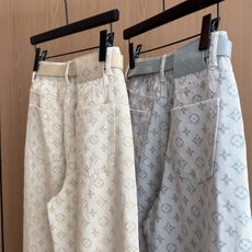 🛒𝐍𝐄𝐖 · 𝟐𝟎𝟐6/爆款现货 【秋冬新款】设计师|L家专属老花色织刺绣牛仔裤 采用高端定制面料,牛仔穿起来非常舒适, 🛒𝐍𝐄𝐖 · 𝟐𝟎𝟐6/爆款现货 【秋冬新款】设计师|L家专属老花色织刺绣牛仔裤 采用高端定制面料,牛仔穿起来非常舒适,