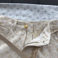 🛒𝐍𝐄𝐖 · 𝟐𝟎𝟐6/爆款现货 【秋冬新款】设计师|L家专属老花色织刺绣牛仔裤 采用高端定制面料,牛仔穿起来非常舒适, 🛒𝐍𝐄𝐖 · 𝟐𝟎𝟐6/爆款现货 【秋冬新款】设计师|L家专属老花色织刺绣牛仔裤 采用高端定制面料,牛仔穿起来非常舒适,