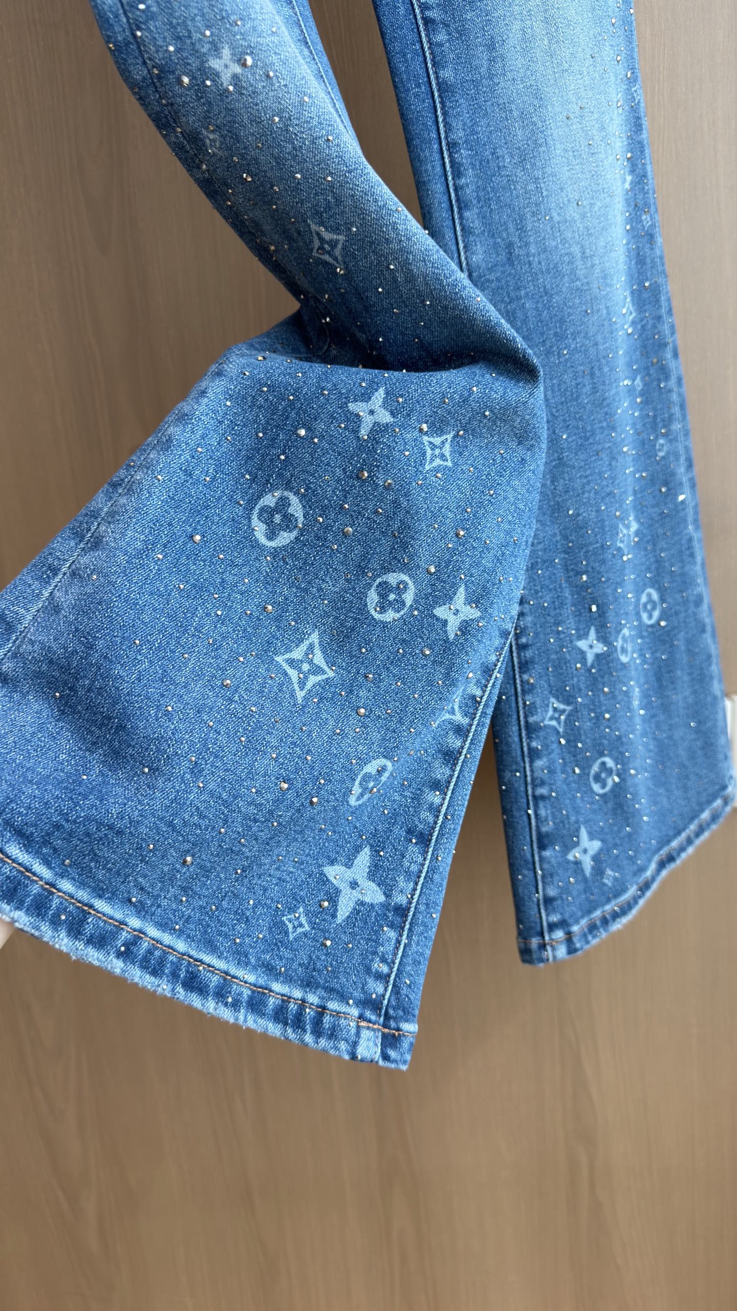 🛒𝐍𝐄𝐖 · 𝟐𝟎𝟐6/爆款现货 【秋冬新款】设计师｜老花烫钻印花微喇牛仔裤 采用高端定制面料，牛仔穿起来非常舒适，常规