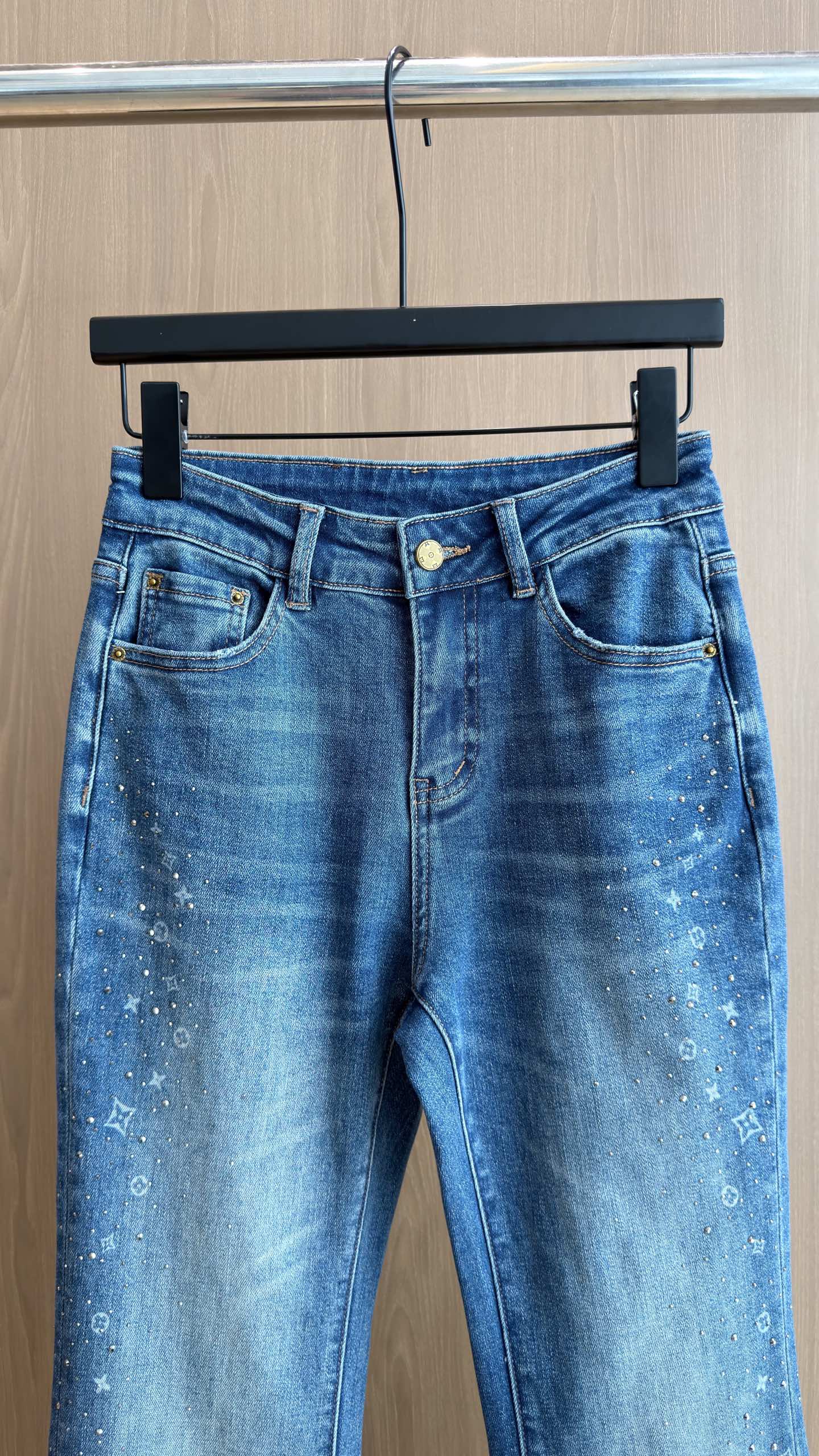 🛒𝐍𝐄𝐖 · 𝟐𝟎𝟐6/爆款现货 【秋冬新款】设计师｜老花烫钻印花微喇牛仔裤 采用高端定制面料，牛仔穿起来非常舒适，常规