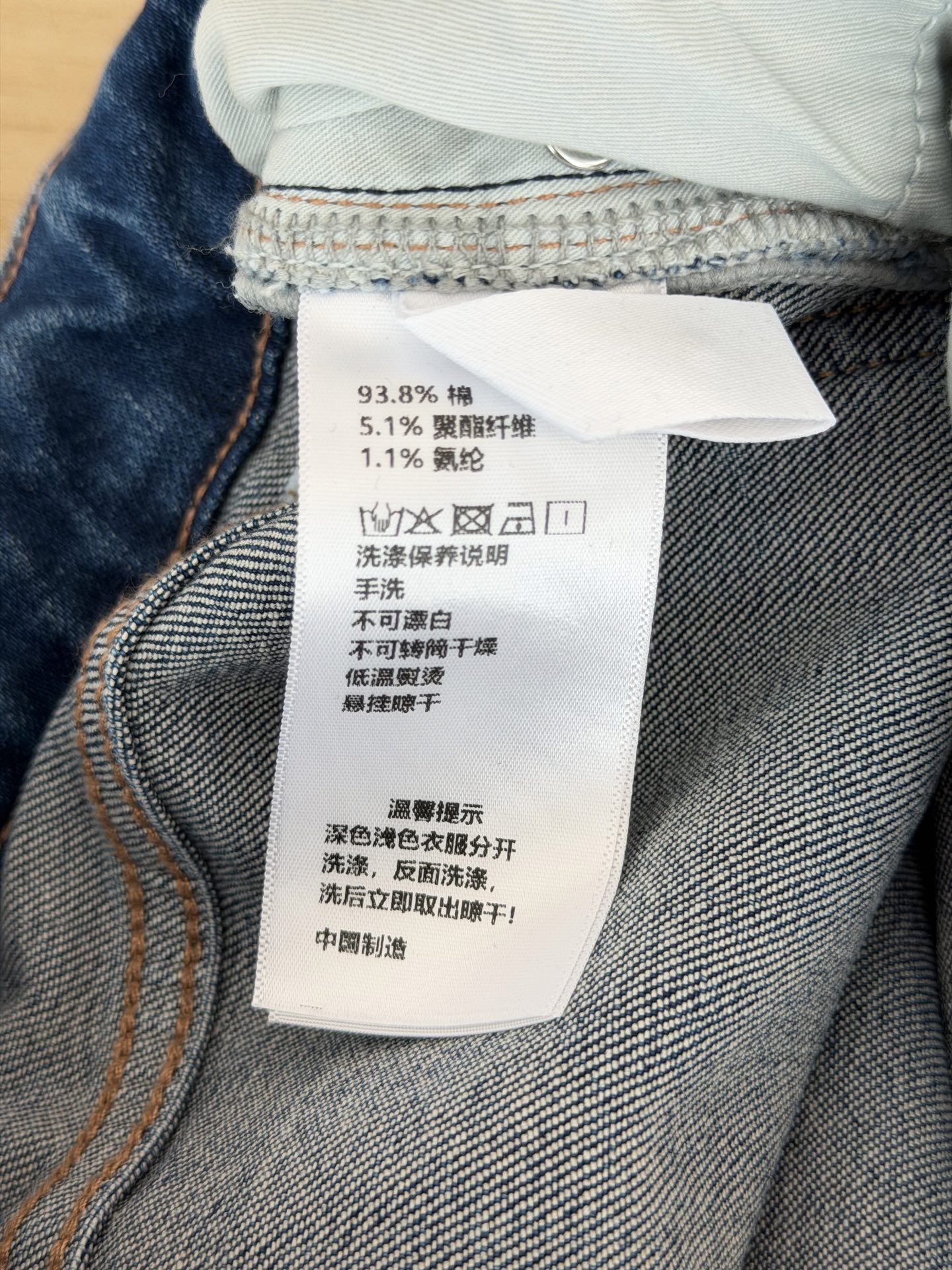 🛒𝐍𝐄𝐖 · 𝟐𝟎𝟐6/爆款现货 【秋冬新款】设计师｜老花烫钻印花微喇牛仔裤 采用高端定制面料，牛仔穿起来非常舒适，常规