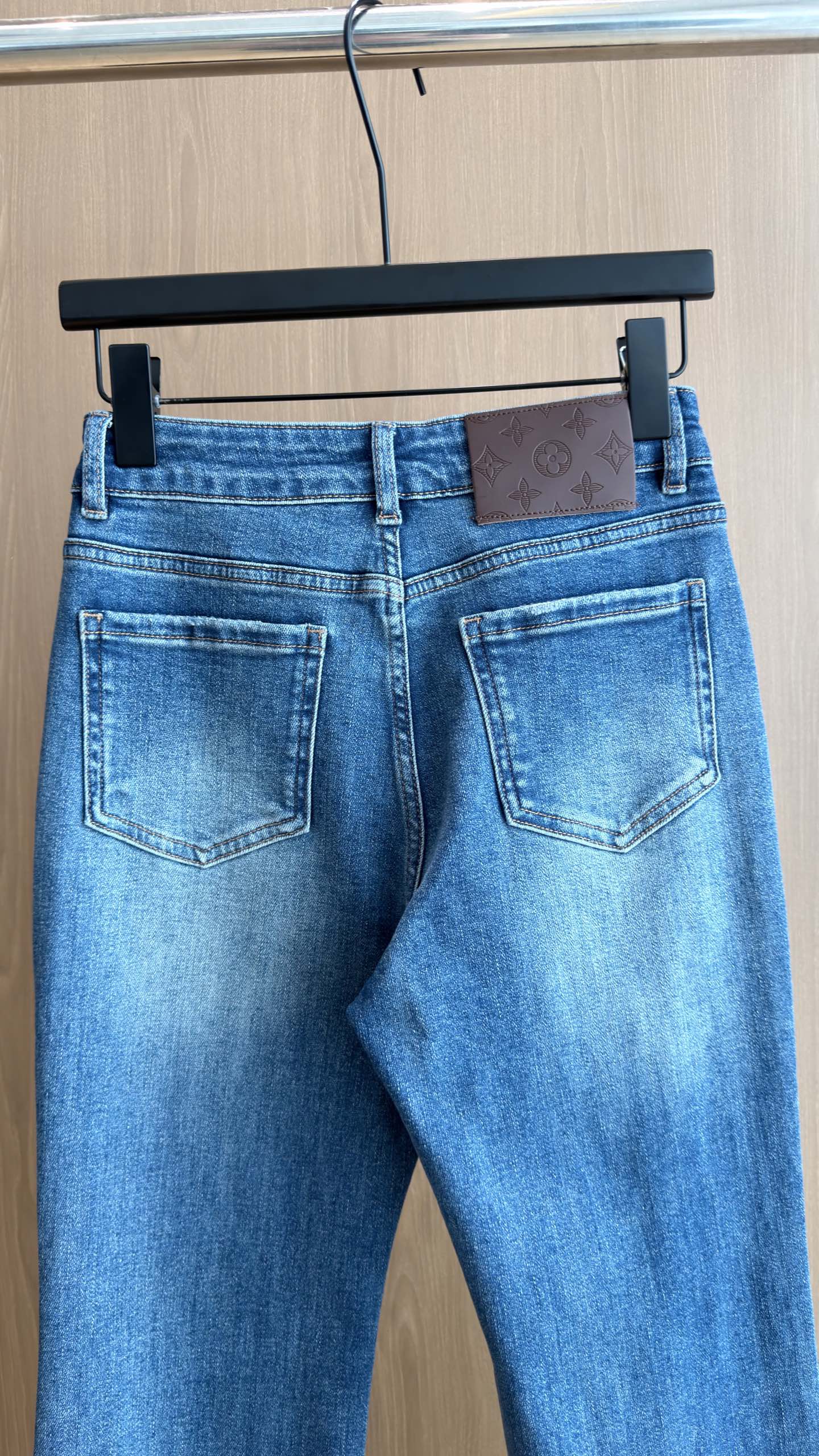 🛒𝐍𝐄𝐖 · 𝟐𝟎𝟐6/爆款现货 【秋冬新款】设计师｜老花烫钻印花微喇牛仔裤 采用高端定制面料，牛仔穿起来非常舒适，常规