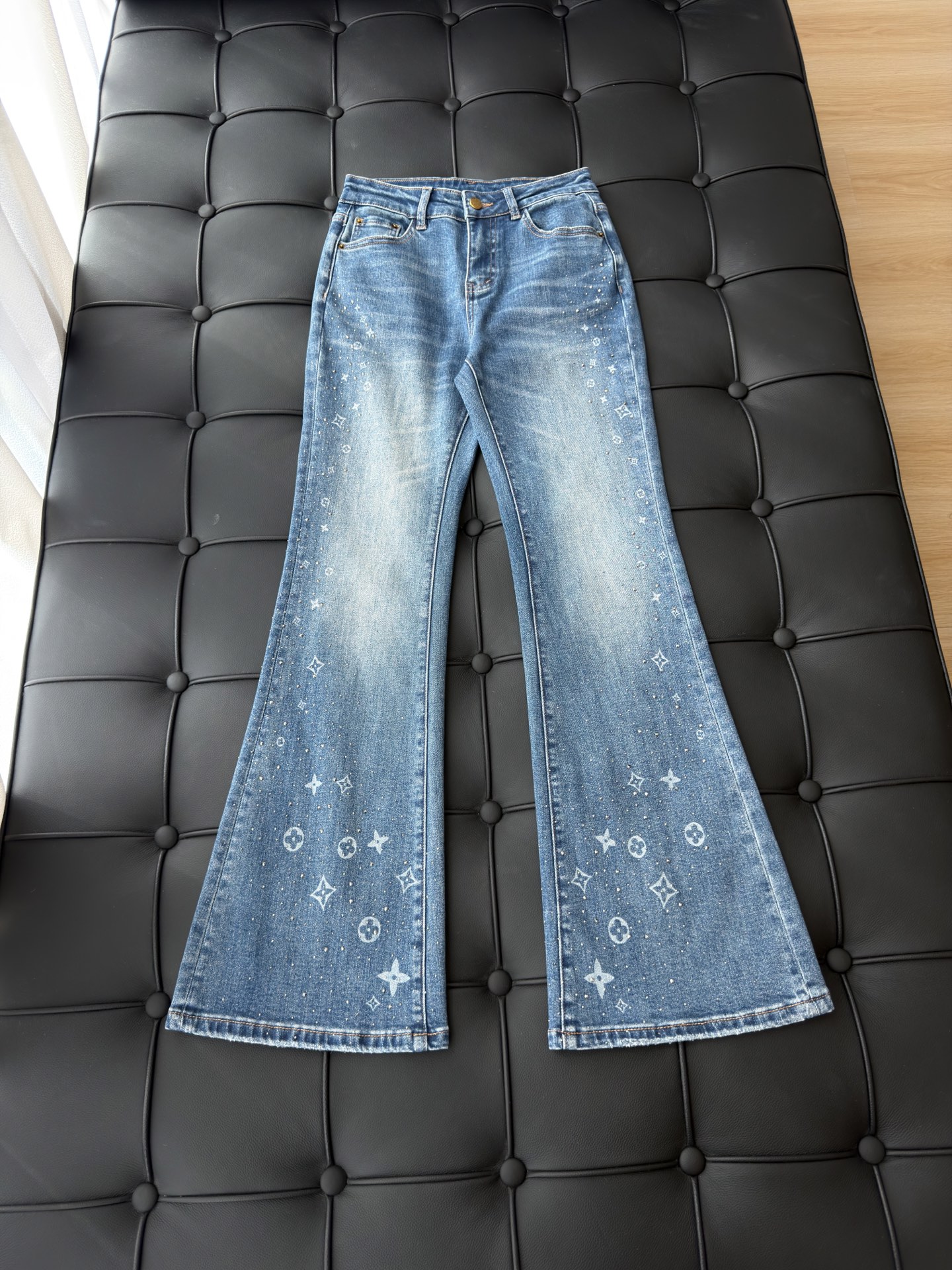 🛒𝐍𝐄𝐖 · 𝟐𝟎𝟐6/爆款现货 【秋冬新款】设计师｜老花烫钻印花微喇牛仔裤 采用高端定制面料，牛仔穿起来非常舒适，常规