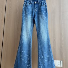 🛒𝐍𝐄𝐖 · 𝟐𝟎𝟐6/爆款现货 【秋冬新款】设计师|老花烫钻印花微喇牛仔裤 采用高端定制面料,牛仔穿起来非常舒适,常规 🛒𝐍𝐄𝐖 · 𝟐𝟎𝟐6/爆款现货 【秋冬新款】设计师|老花烫钻印花微喇牛仔裤 采用高端定制面料,牛仔穿起来非常舒适,常规
