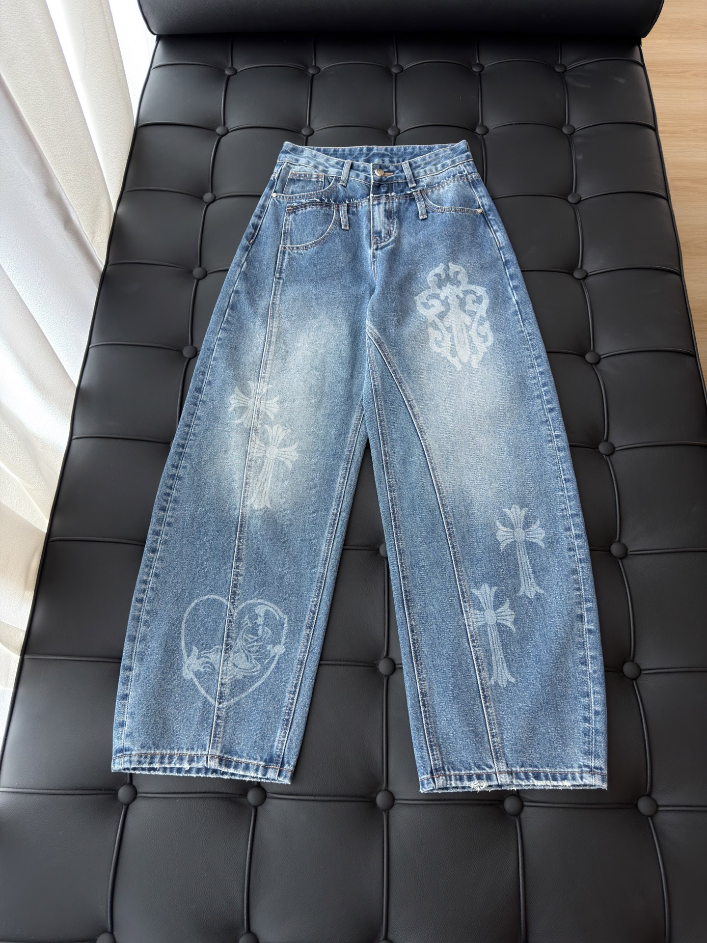 🛒𝐍𝐄𝐖 · 𝟐𝟎𝟐6/爆款现货 【秋冬上新】设计师｜26新款撞色印花镰刀式牛仔裤 爆单款  气质女神必入  定制专属图
