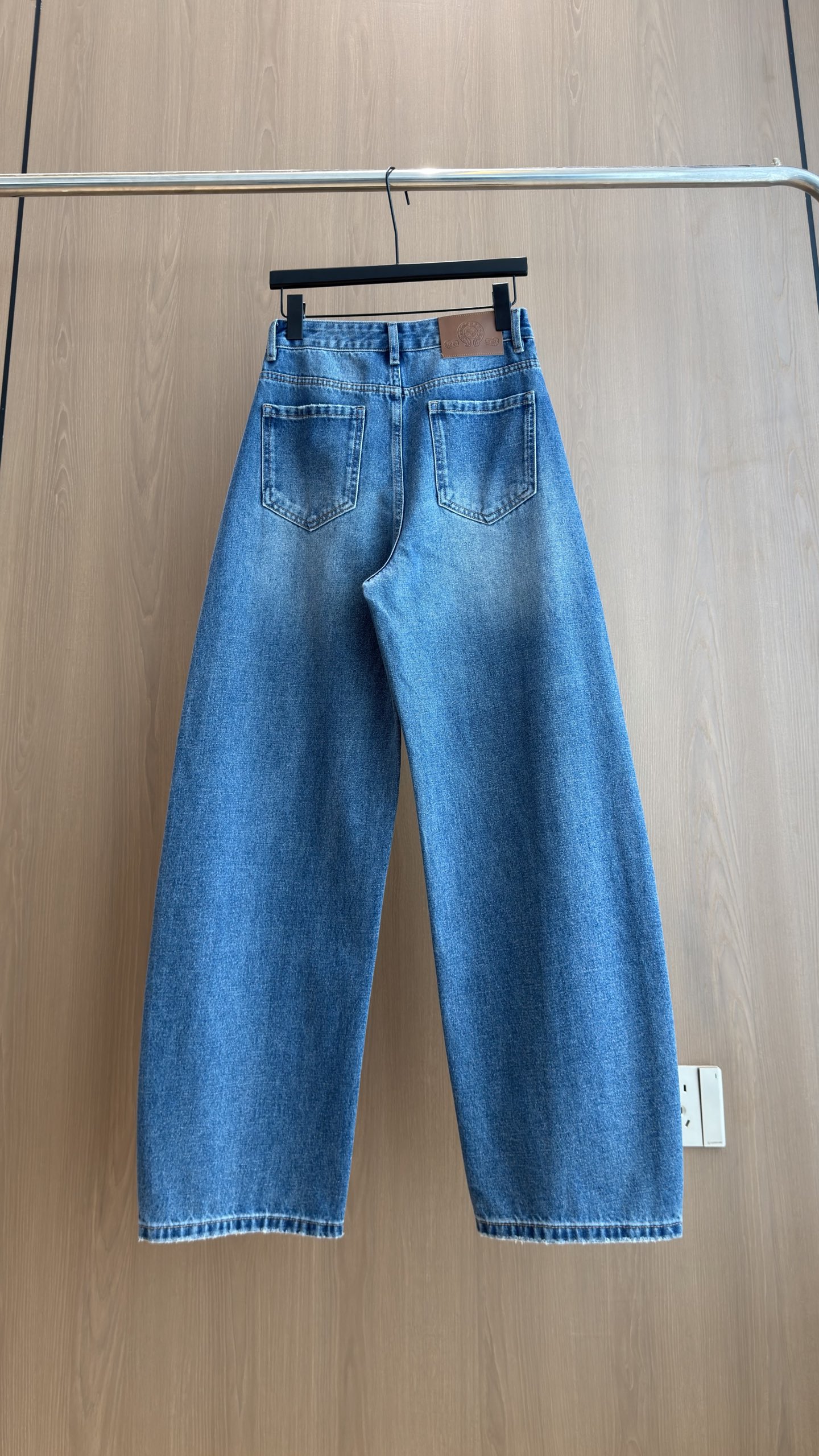 🛒𝐍𝐄𝐖 · 𝟐𝟎𝟐6/爆款现货 【秋冬上新】设计师｜26新款撞色印花镰刀式牛仔裤 爆单款  气质女神必入  定制专属图