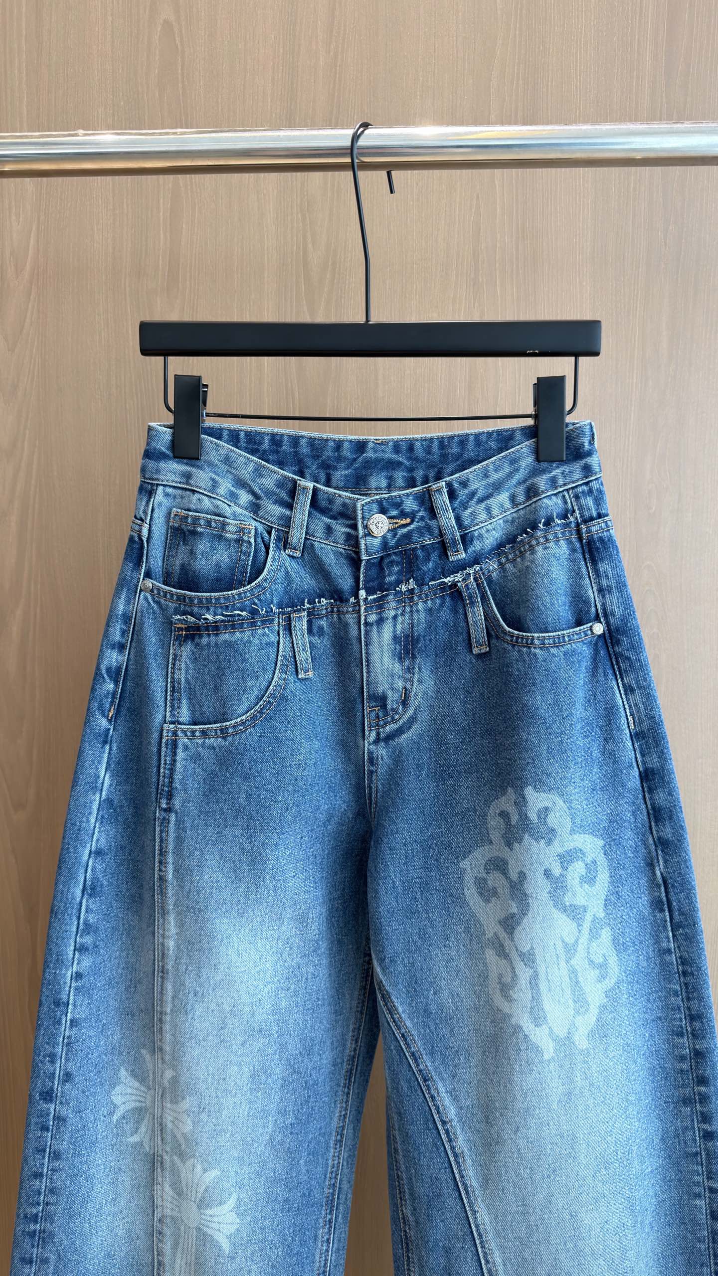 🛒𝐍𝐄𝐖 · 𝟐𝟎𝟐6/爆款现货 【秋冬上新】设计师｜26新款撞色印花镰刀式牛仔裤 爆单款  气质女神必入  定制专属图