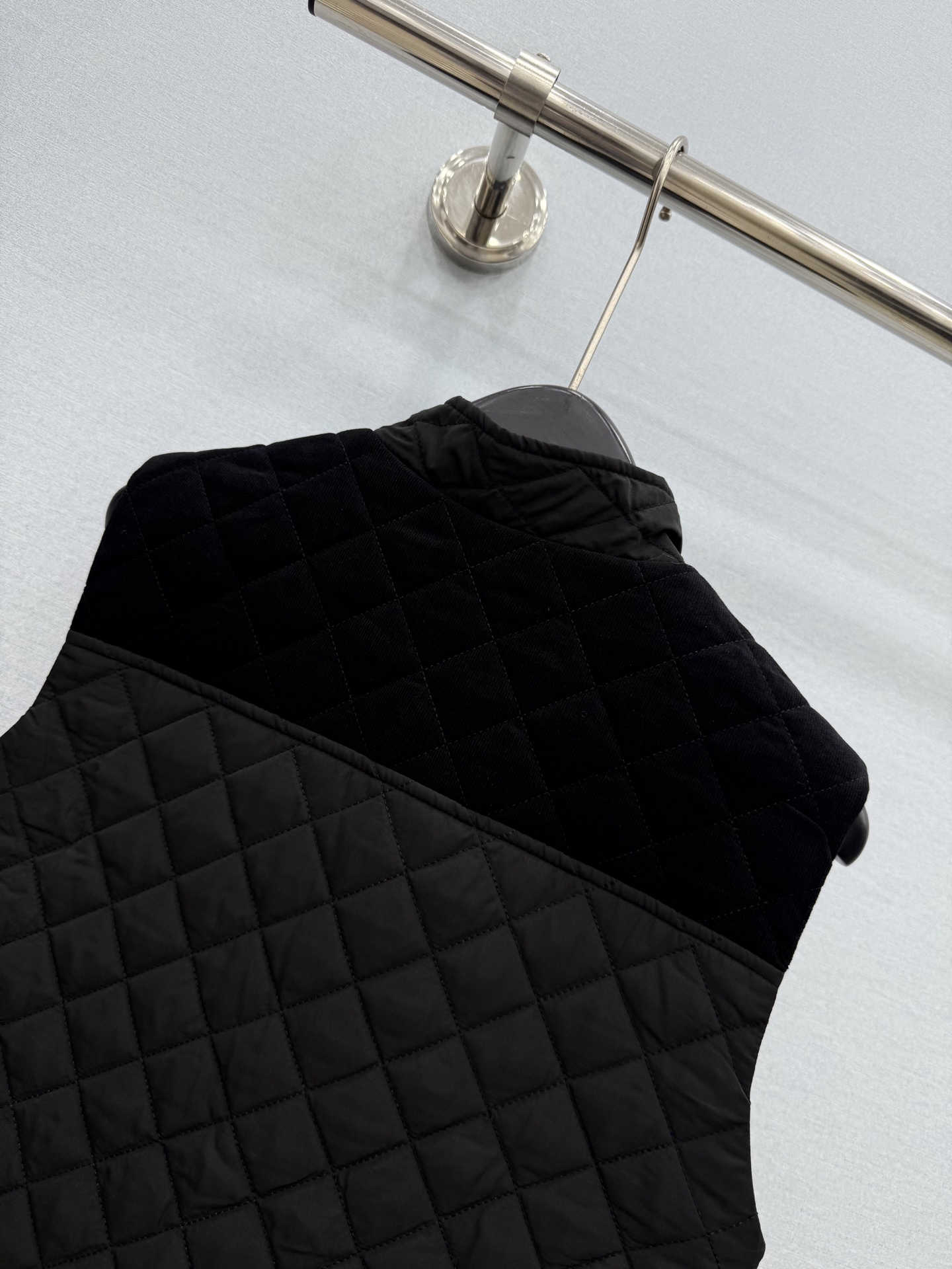 🛒𝐍𝐄𝐖 · 𝟐𝟎𝟐6/爆款现货 【原单品质】Her*｜26秋冬新品灯芯绒拼接棉服马甲外套 定制五金纽扣拉链，色系经典 