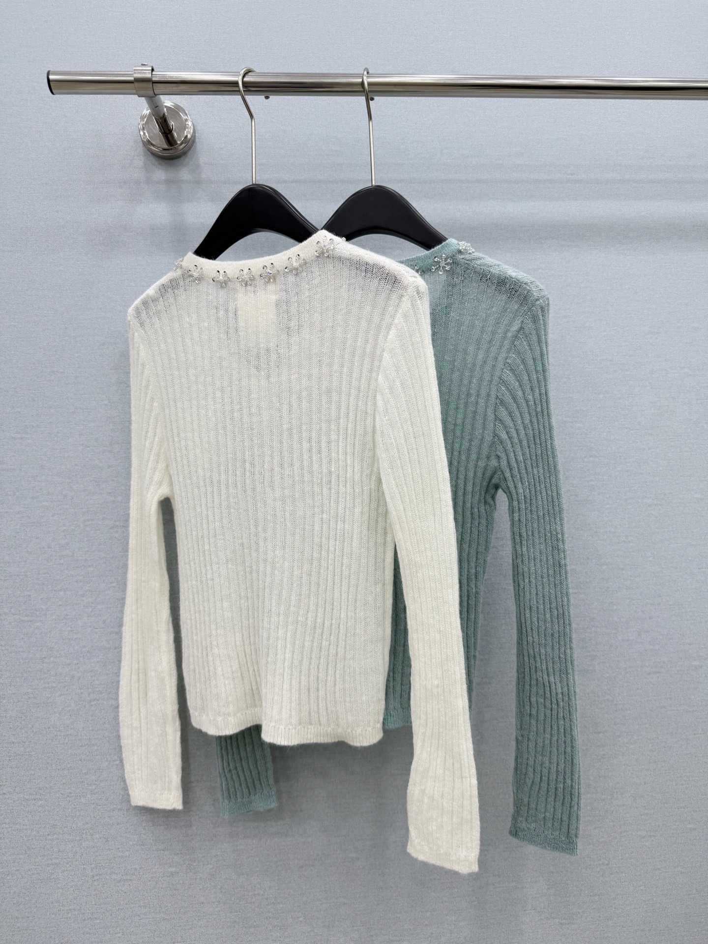 🛒𝐍𝐄𝐖 · 𝟐𝟎𝟐6/爆款现货 【原单品质】小众｜2026新款马海毛手工钉钻针织衫 高订面料，法式风衬得脖颈修长，裁剪