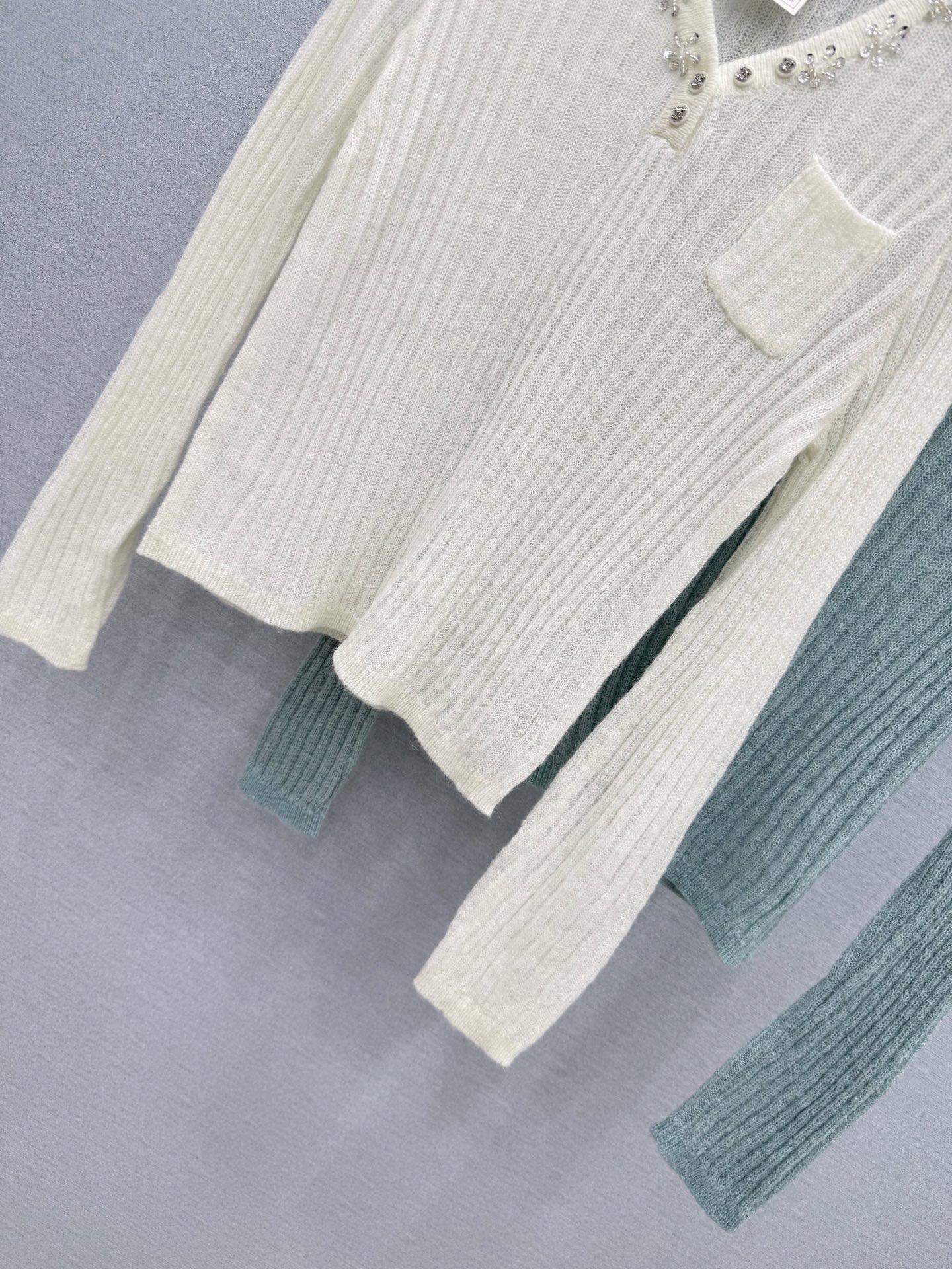 🛒𝐍𝐄𝐖 · 𝟐𝟎𝟐6/爆款现货 【原单品质】小众｜2026新款马海毛手工钉钻针织衫 高订面料，法式风衬得脖颈修长，裁剪