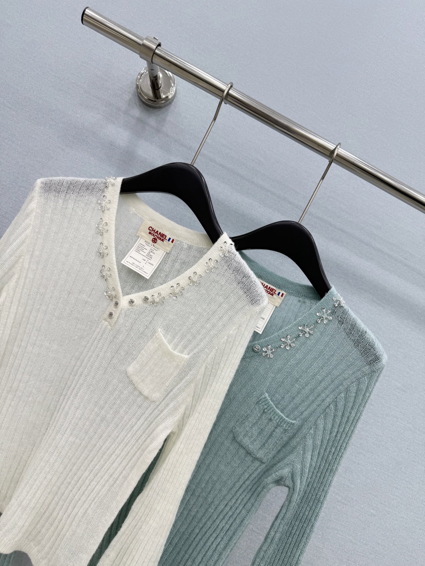 🛒𝐍𝐄𝐖 · 𝟐𝟎𝟐6/爆款现货 【原单品质】小众｜2026新款马海毛手工钉钻针织衫 高订面料，法式风衬得脖颈修长，裁剪