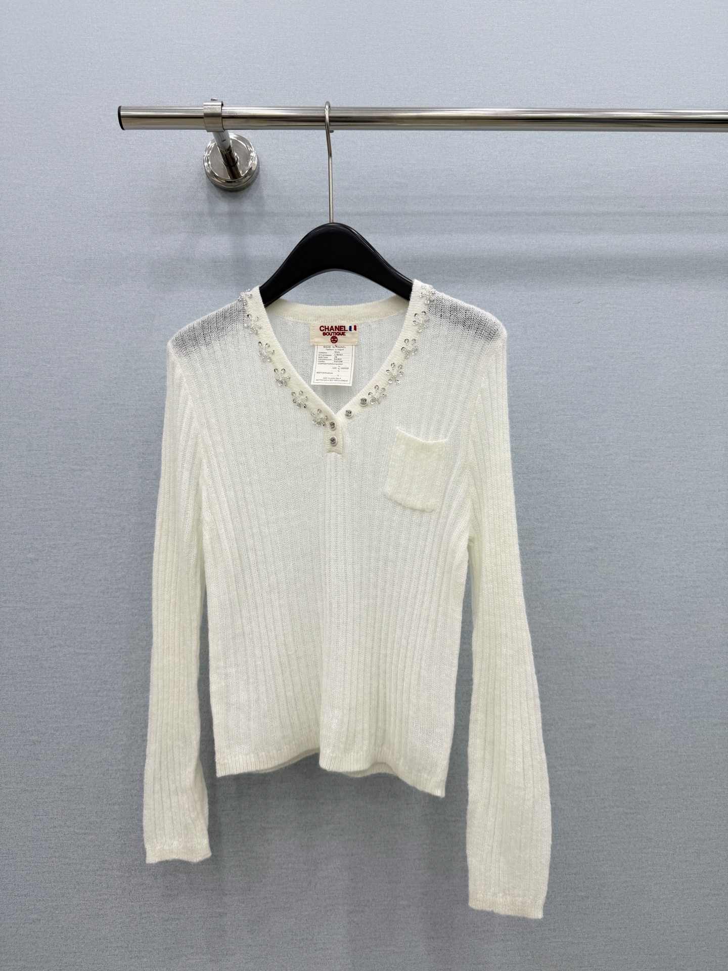 🛒𝐍𝐄𝐖 · 𝟐𝟎𝟐6/爆款现货 【原单品质】小众｜2026新款马海毛手工钉钻针织衫 高订面料，法式风衬得脖颈修长，裁剪