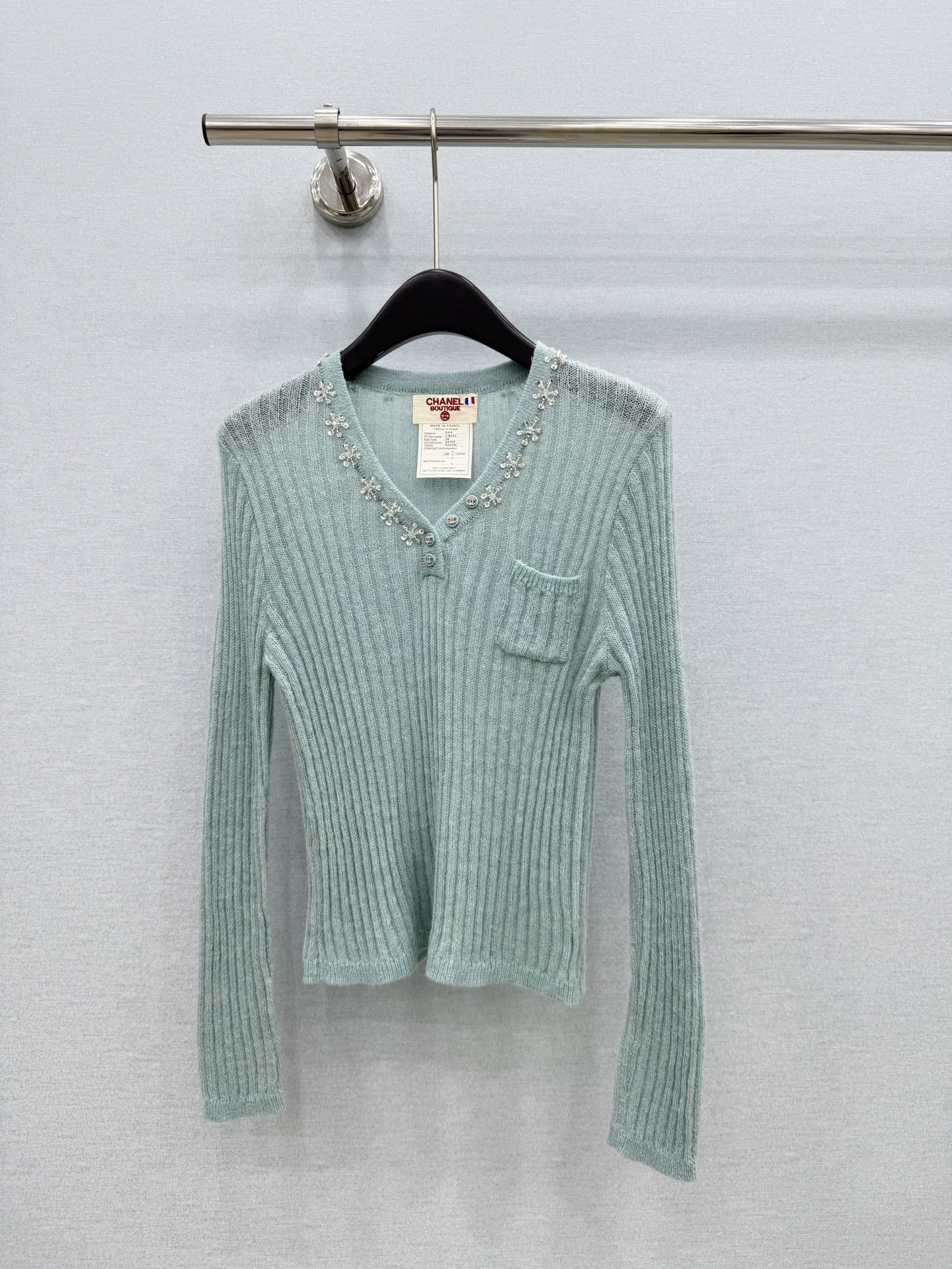 🛒𝐍𝐄𝐖 · 𝟐𝟎𝟐6/爆款现货 【原单品质】小众｜2026新款马海毛手工钉钻针织衫 高订面料，法式风衬得脖颈修长，裁剪