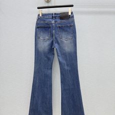 🛒𝐍𝐄𝐖 · 𝟐𝟎𝟐6/爆款现货 【秋冬新款】设计师|菱格双口袋微喇牛仔裤 采用高端定制面料,牛仔穿起来非常舒适,常规设 🛒𝐍𝐄𝐖 · 𝟐𝟎𝟐6/爆款现货 【秋冬新款】设计师|菱格双口袋微喇牛仔裤 采用高端定制面料,牛仔穿起来非常舒适,常规设