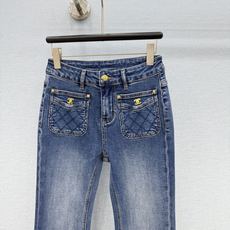 🛒𝐍𝐄𝐖 · 𝟐𝟎𝟐6/爆款现货 【秋冬新款】设计师|菱格双口袋微喇牛仔裤 采用高端定制面料,牛仔穿起来非常舒适,常规设 🛒𝐍𝐄𝐖 · 𝟐𝟎𝟐6/爆款现货 【秋冬新款】设计师|菱格双口袋微喇牛仔裤 采用高端定制面料,牛仔穿起来非常舒适,常规设