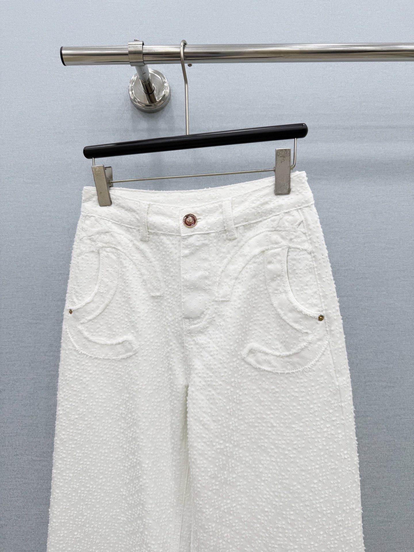 🛒𝐍𝐄𝐖 · 𝟐𝟎𝟐6/爆款现货 【秋冬上新】设计师｜26新款双C钩花直筒牛仔裤 爆单款  气质女神必入  定制专属图案