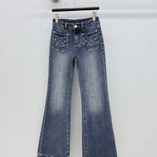 🛒𝐍𝐄𝐖 · 𝟐𝟎𝟐6/爆款现货 【秋冬新款】设计师|老花双口袋微喇牛仔裤 采用高端定制面料,牛仔穿起来非常舒适,常规设 🛒𝐍𝐄𝐖 · 𝟐𝟎𝟐6/爆款现货 【秋冬新款】设计师|老花双口袋微喇牛仔裤 采用高端定制面料,牛仔穿起来非常舒适,常规设