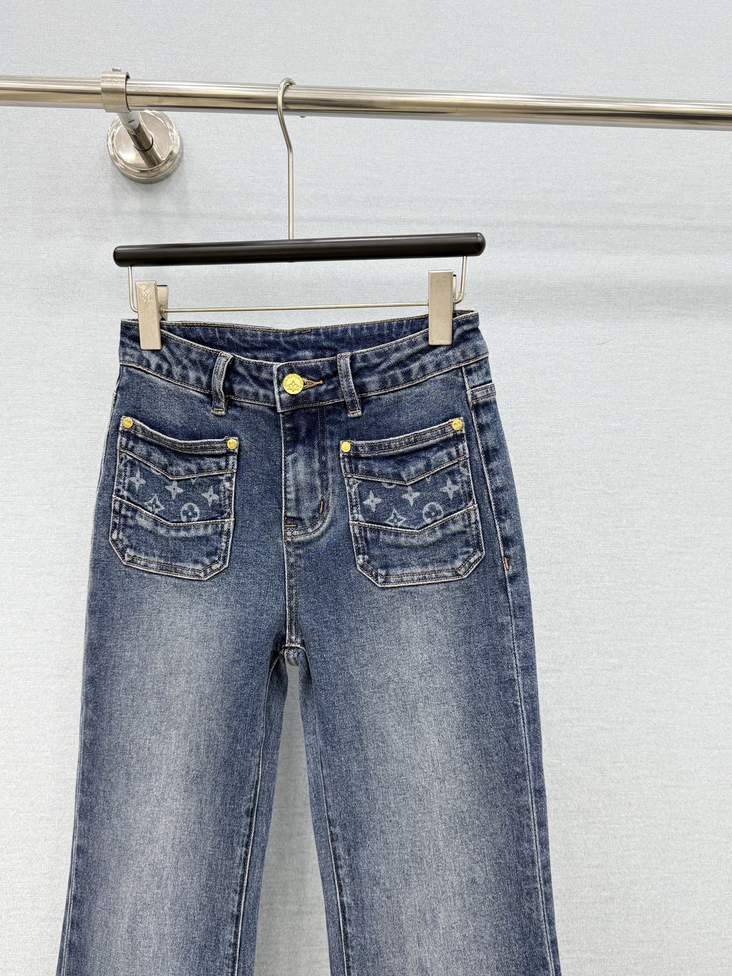 🛒𝐍𝐄𝐖 · 𝟐𝟎𝟐6/爆款现货 【秋冬新款】设计师｜老花双口袋微喇牛仔裤 采用高端定制面料，牛仔穿起来非常舒适，常规设