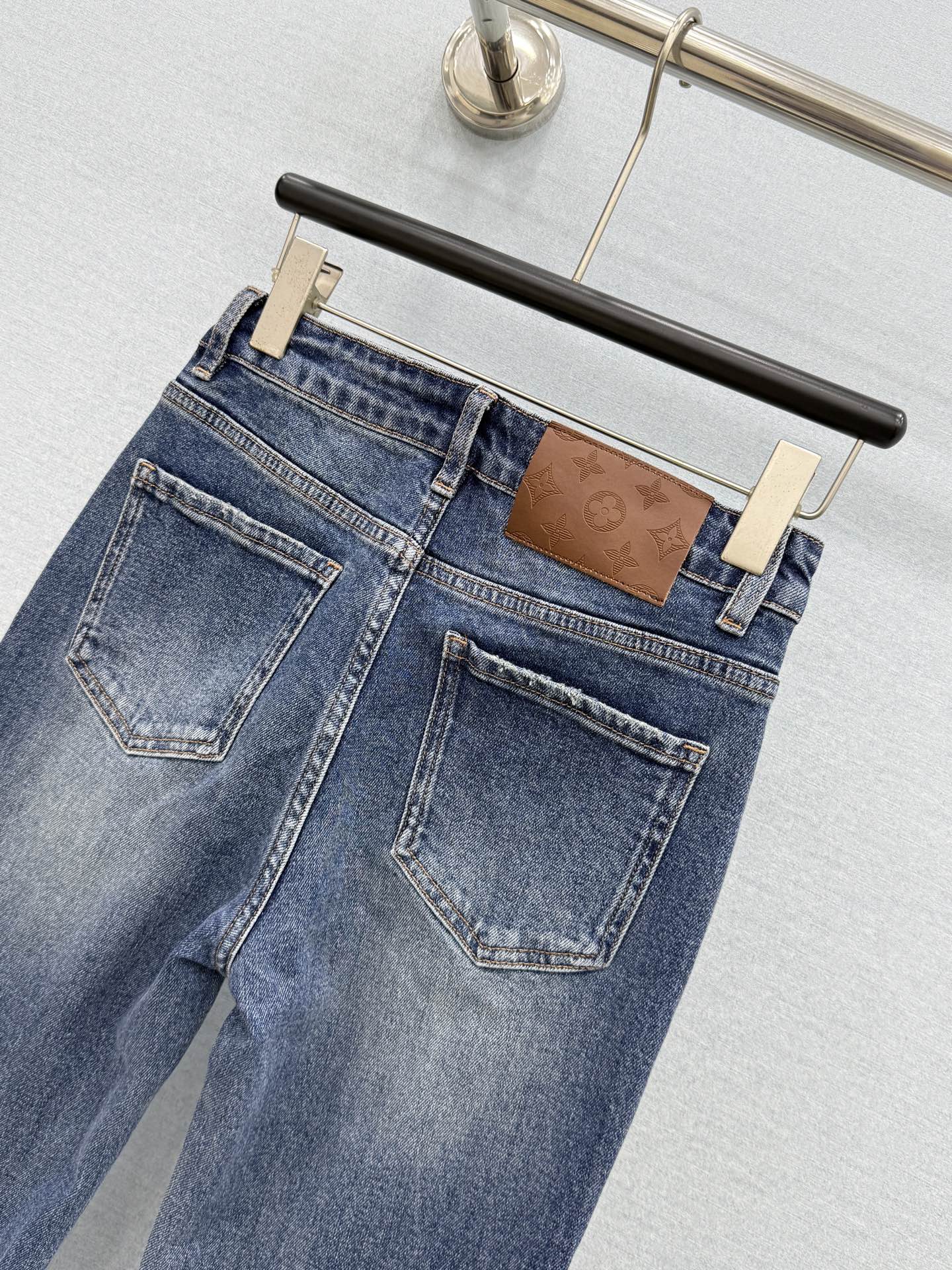 🛒𝐍𝐄𝐖 · 𝟐𝟎𝟐6/爆款现货 【秋冬新款】设计师｜老花双口袋微喇牛仔裤 采用高端定制面料，牛仔穿起来非常舒适，常规设
