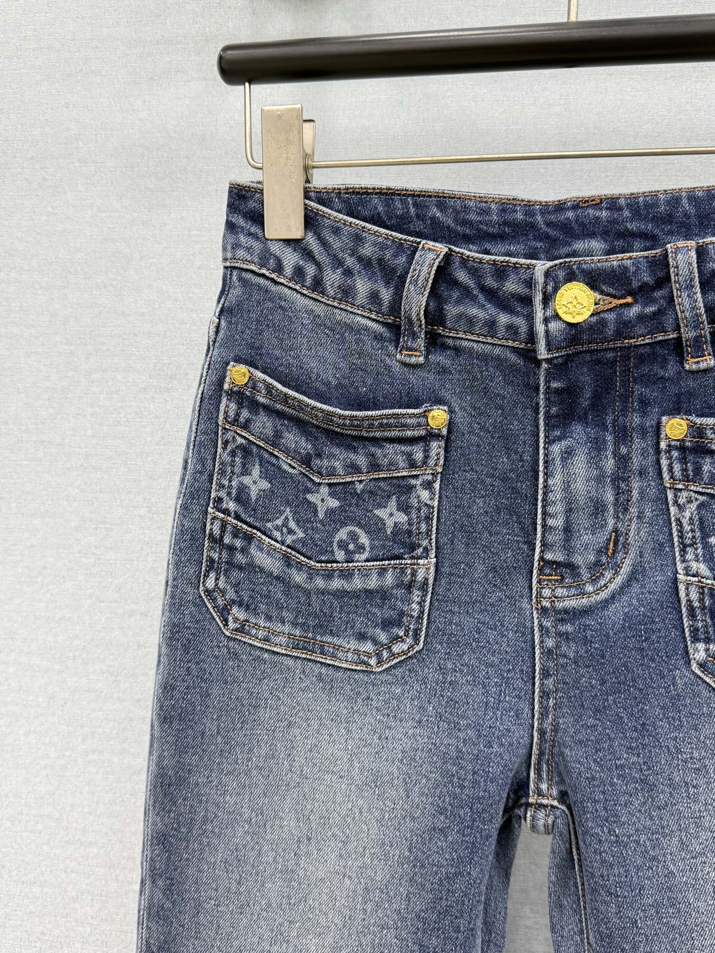 🛒𝐍𝐄𝐖 · 𝟐𝟎𝟐6/爆款现货 【秋冬新款】设计师｜老花双口袋微喇牛仔裤 采用高端定制面料，牛仔穿起来非常舒适，常规设