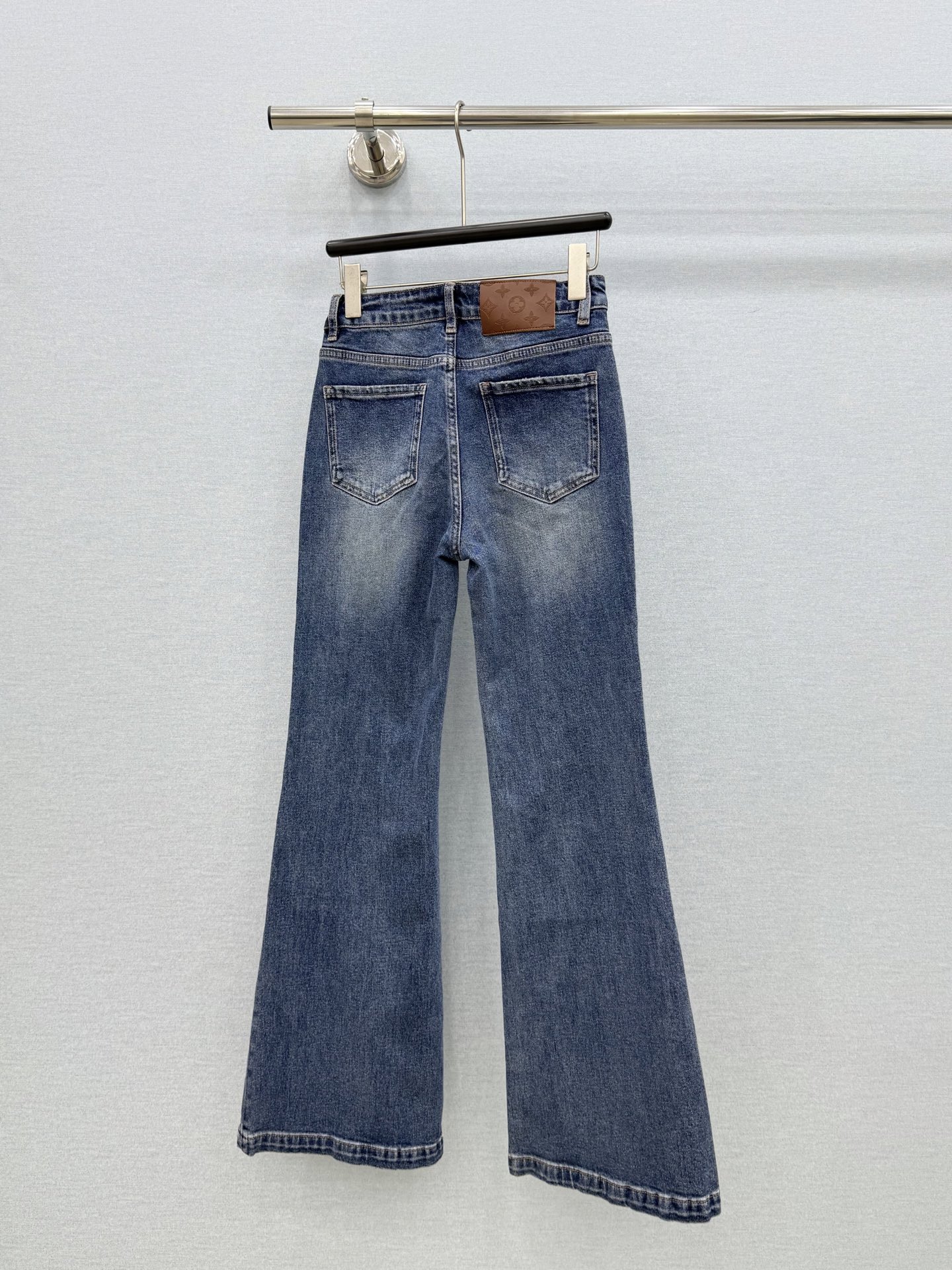 🛒𝐍𝐄𝐖 · 𝟐𝟎𝟐6/爆款现货 【秋冬新款】设计师｜老花双口袋微喇牛仔裤 采用高端定制面料，牛仔穿起来非常舒适，常规设